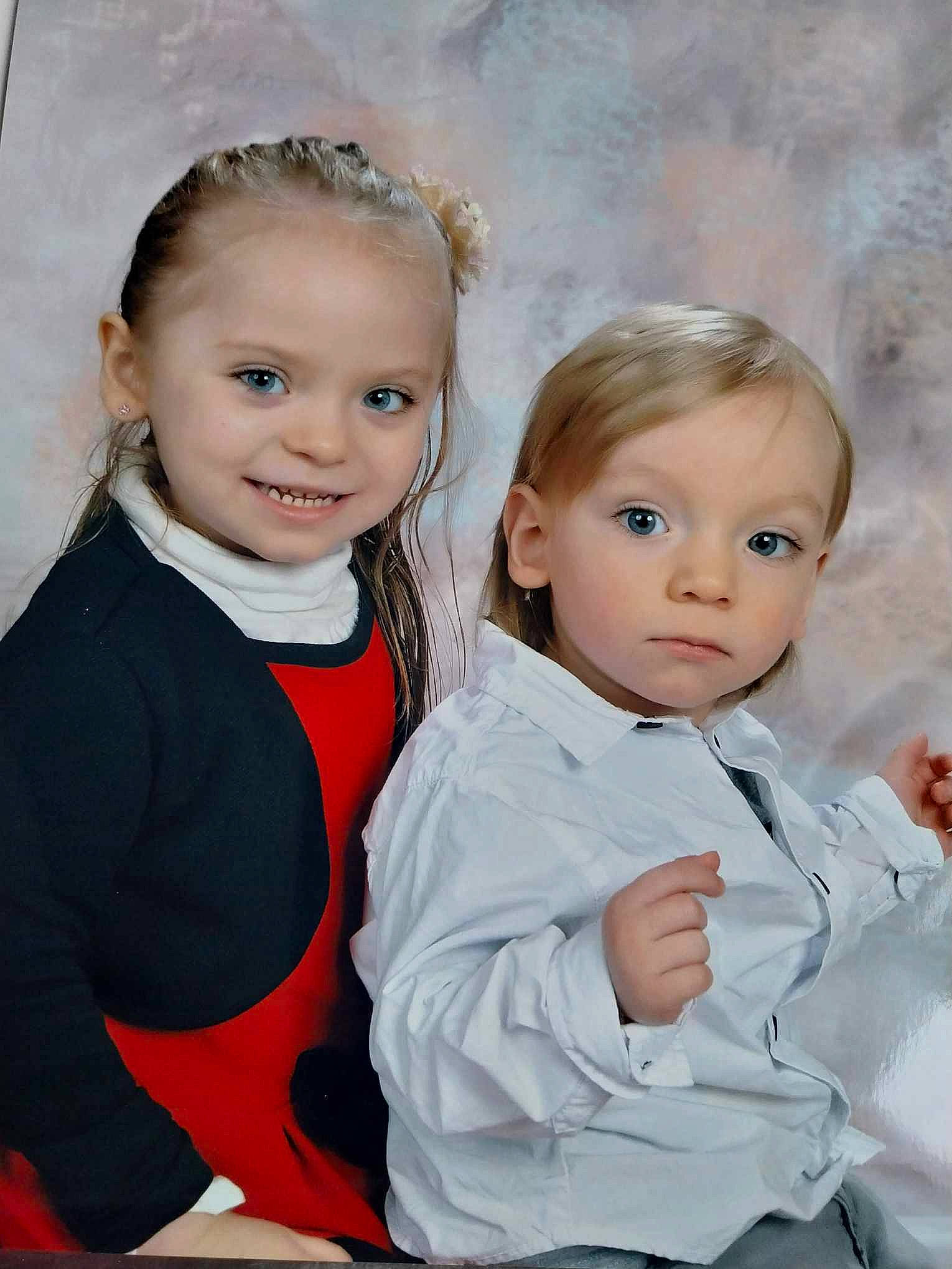 Andrea participe au concours pour gagner de l'argent avec cette photo : baby, baby_toddler_clothing, beauty, blond, cheek, child, eye, face, facial_expression, flash_photography, fun, gesture, hairstyle, happy, iris, joy, organ, person, skin, sleeve