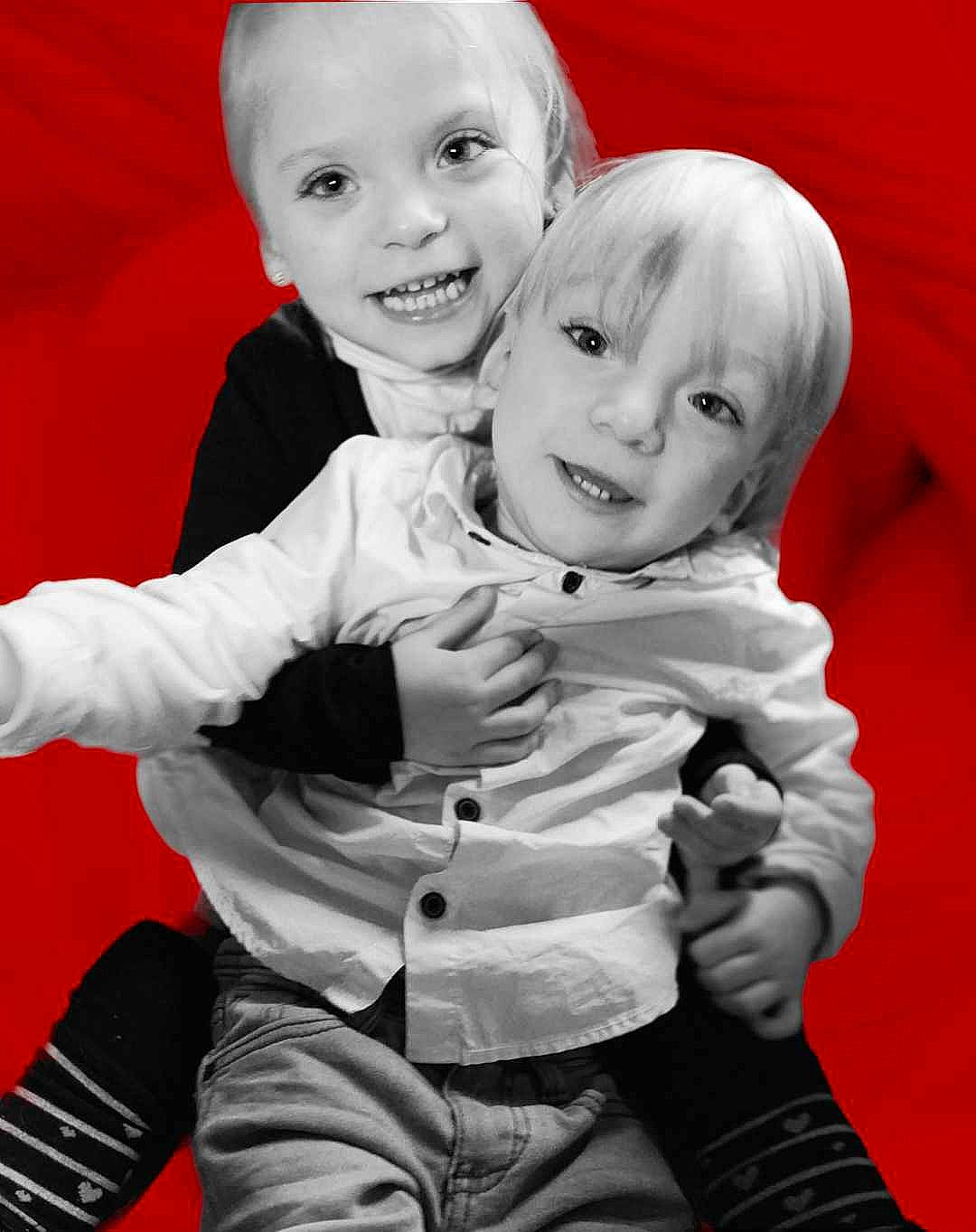 Andrea participe au concours pour gagner de l'argent avec cette photo : arm, blond, child, event, eye, face, flash_photography, fun, gesture, happy, head, interaction, joy, monochrome, monochrome_photography, organ, person, red, smile, standing