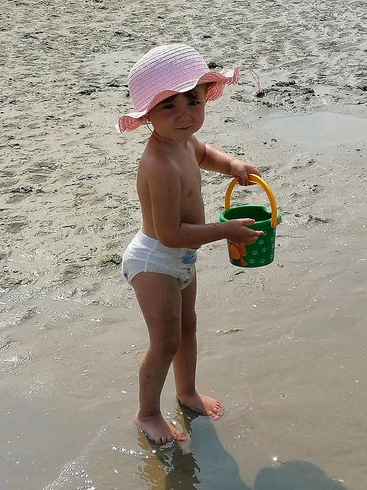 Théa a rejoint le concours — aidez-le/la à gagner de superbes lots ! barefoot, beach, fun, headwear, person, play, summer, sun_hat, vacation