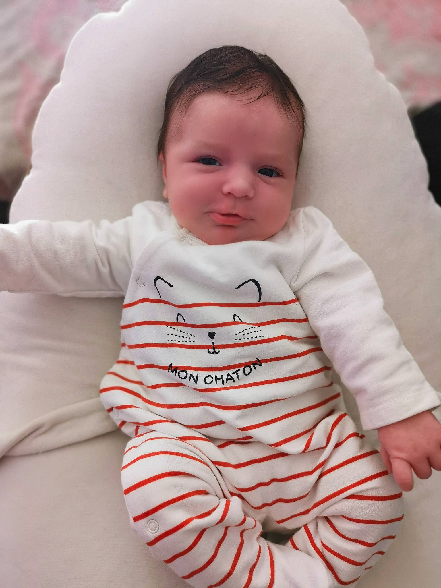 Margaux participe au concours pour gagner de l'argent avec cette photo : baby, baby_toddler_clothing, cheek, child, collar, comfort, eye, happy, human_body, iris, linens, lip, neck, nose, person, pink, sleeve, smile, textile, toddler