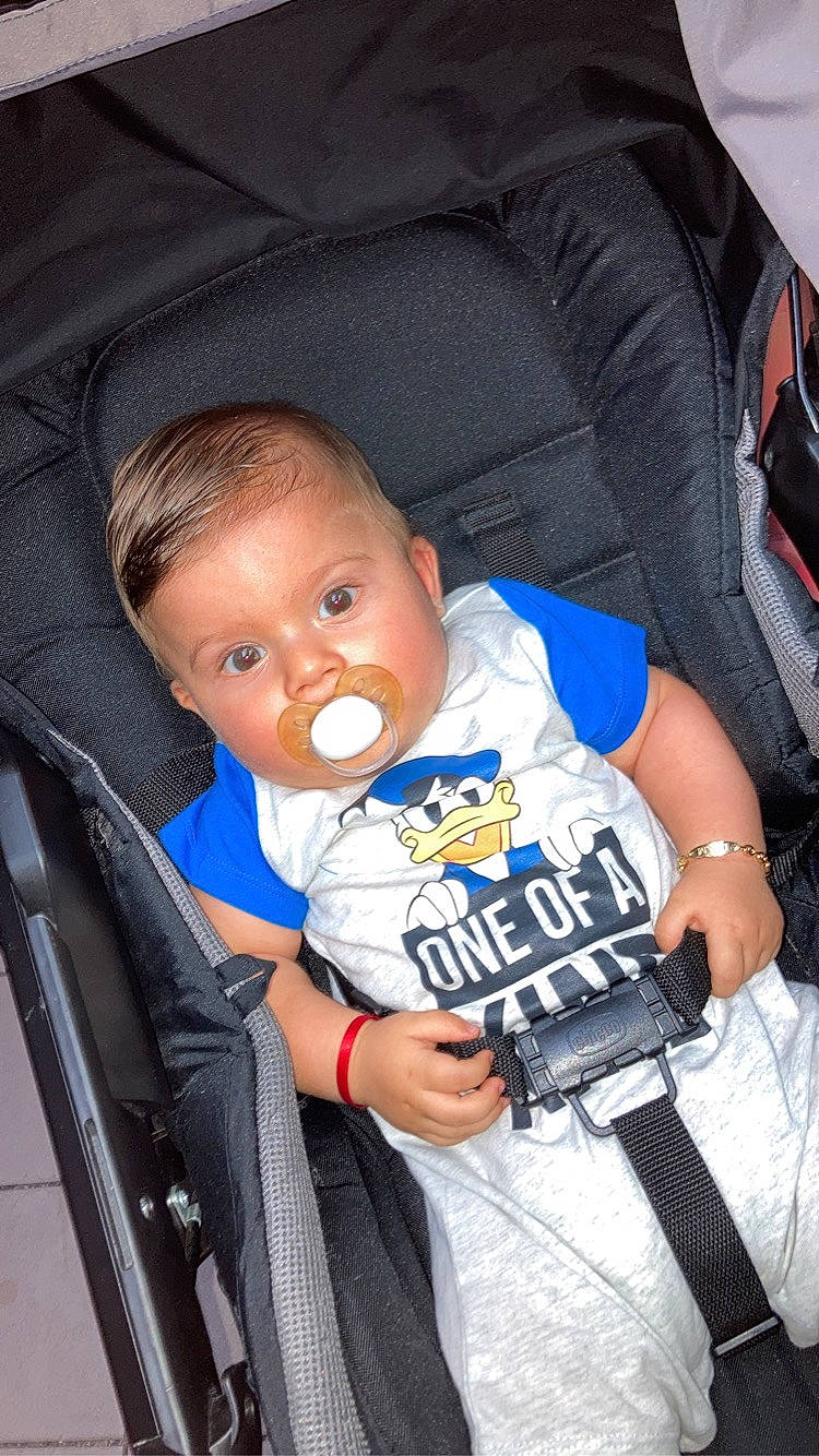 Liam a rejoint le concours — aidez-le/la à gagner de superbes lots ! auto_part, baby, baby_carriage, baby_in_car_seat, baby_products, baby_safety, baby_toddler_clothing, bag, car_seat, chair, cheek, child, comfort, couch, electric_blue, lap, person, sitting, toddler