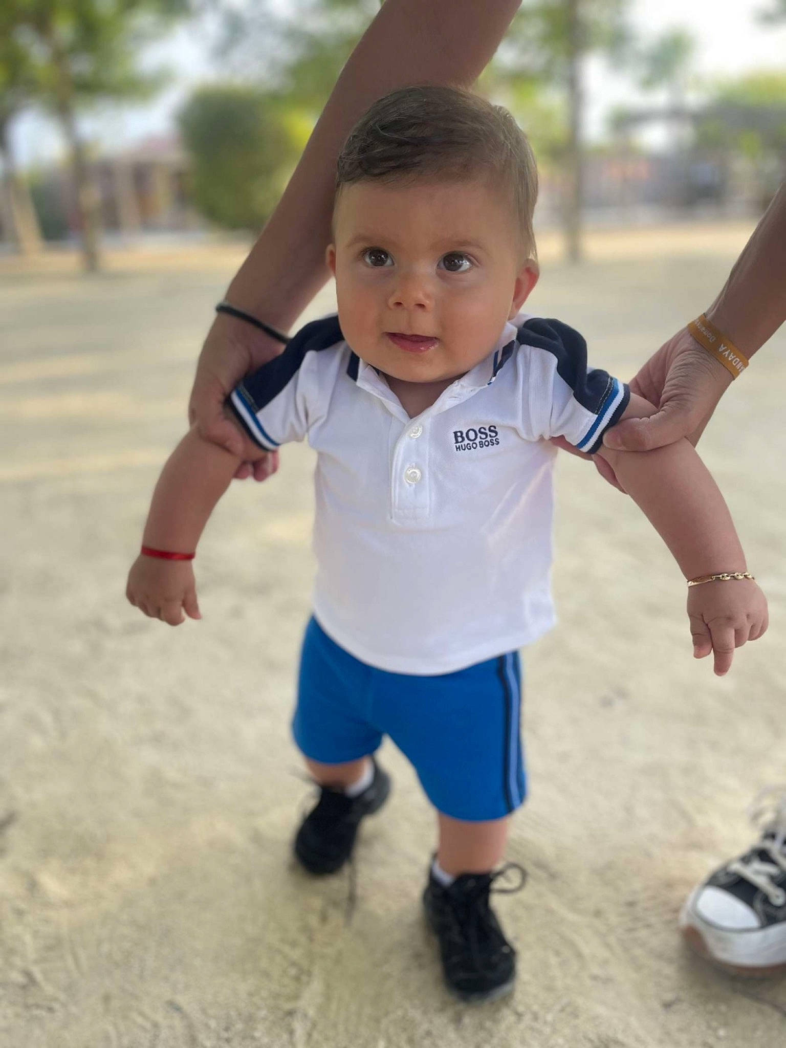 Liam a rejoint le concours — aidez-le/la à gagner de superbes lots ! arm, baby, baby_toddler_clothing, child, footwear, fun, gesture, grass, hand, happy, joint, leisure, people_in_nature, person, recreation, shoe, sleeve, smile, sneakers, thumb