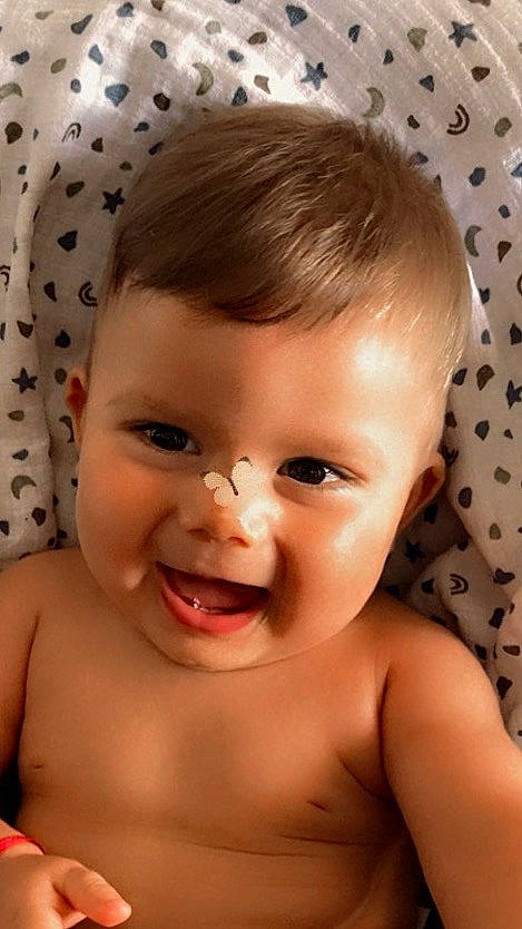 Liam participe au concours pour gagner de l'argent avec cette photo : arm, baby_bathing, cheek, chin, eye, eyebrow, eyelash, face, facial_expression, forehead, hairstyle, head, joy, lip, mouth, muscle, nose, organ, person, product