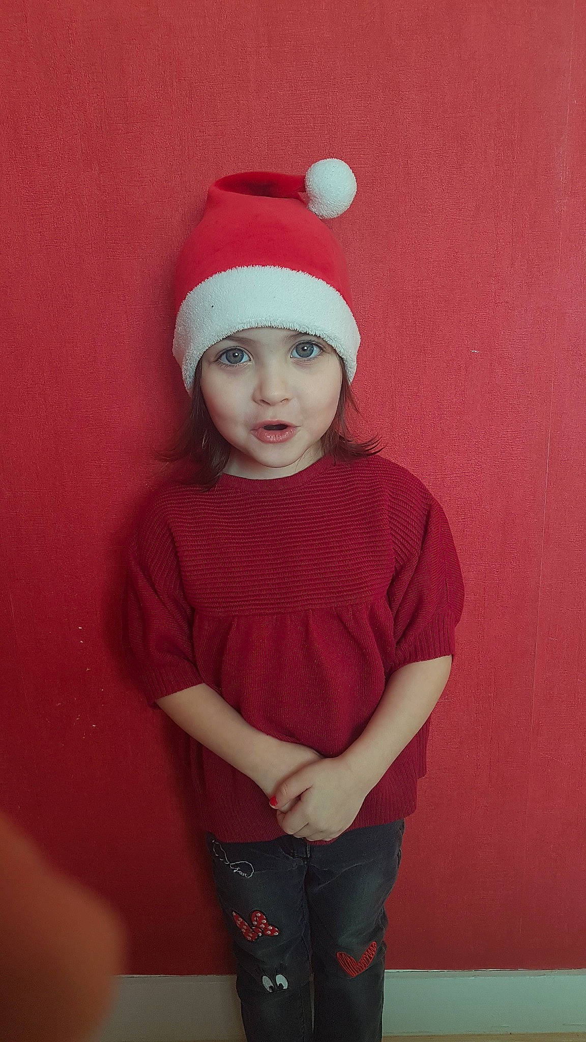 Nyla participe au concours pour gagner de l'argent avec cette photo : beanie, cap, cheek, child, cool, girl, hat, headgear, human_hair_color, infant, organ, person, pink, product, red, shoulder, skin, smile, standing, textile