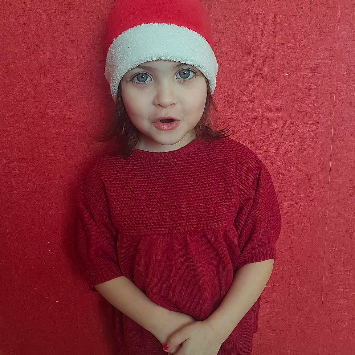 Nyla participe au concours pour gagner de l'argent avec cette photo : beanie, cap, cheek, child, cool, girl, hat, headgear, human_hair_color, infant, organ, person, pink, product, red, shoulder, skin, smile, standing, textile