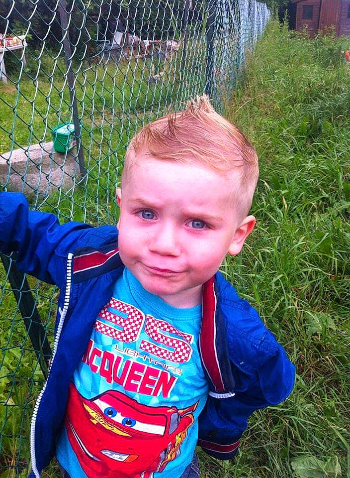 Esteban a rejoint le concours — aidez-le/la à gagner de superbes lots ! baby_toddler_clothing, child, chin, electric_blue, facial_expression, fence, fun, grass, happy, lawn, leisure, mesh, people_in_nature, person, plant, recreation, sleeve, summer, toddler, vertebrate