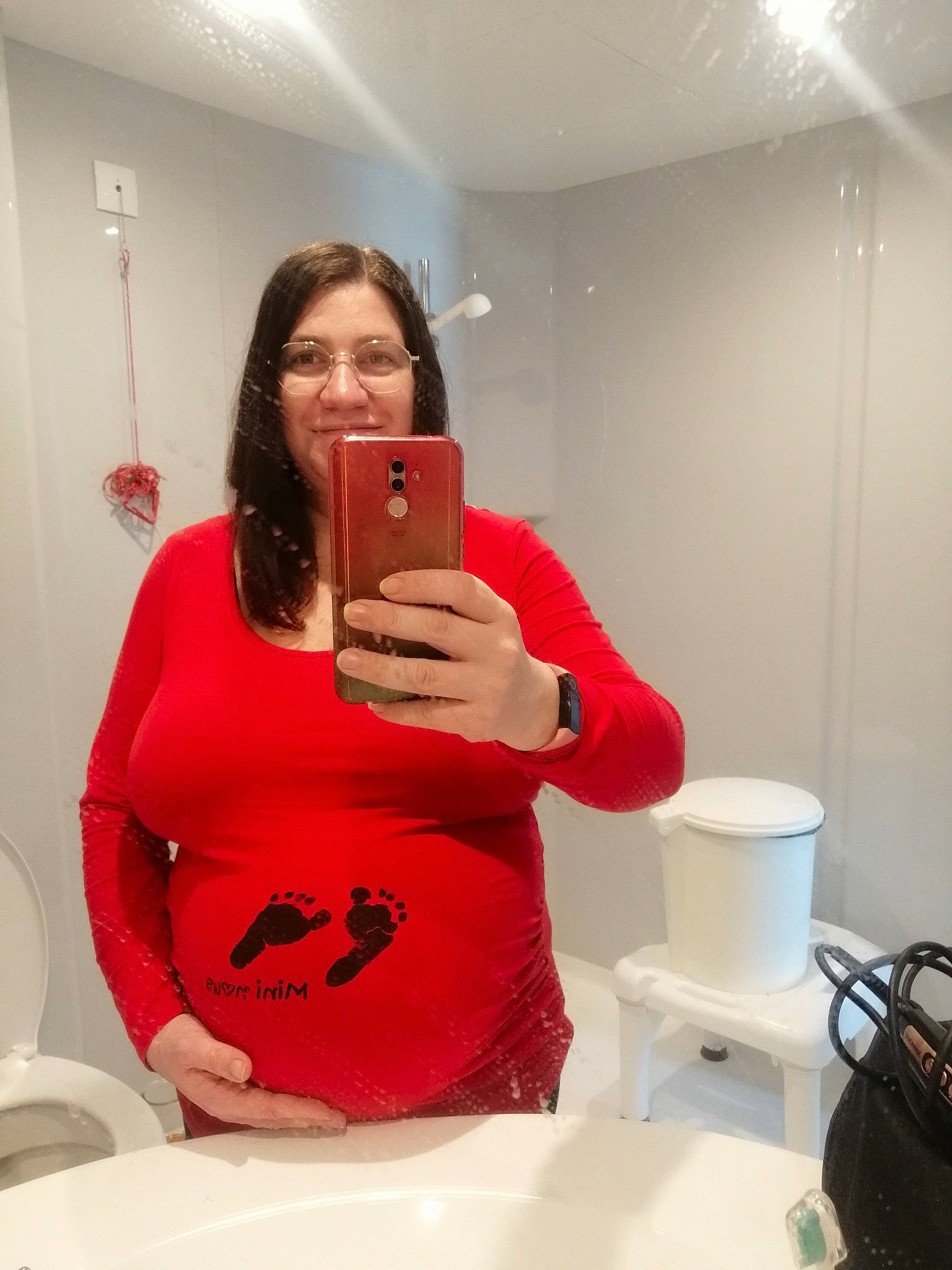 Esteban a rejoint le concours — aidez-le/la à gagner de superbes lots ! bathroom, bathroom_sink, beauty, communication_device, jeans, joy, leg, long_hair, material_property, mirror, mobile_phone, person, plumbing_fixture, portable_communications_device, purple, selfie, sink, sleeve, t_shirt, tap