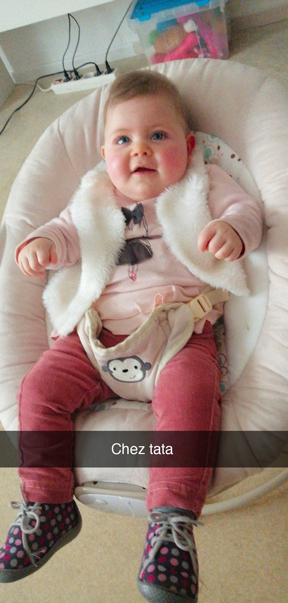 Paloma a rejoint le concours — aidez-le/la à gagner de superbes lots ! baby, baby_safety, baby_toddler_clothing, cheek, child, collar, comfort, face, happy, head, leg, pattern, person, pink, sleeve, smile, sneakers, thigh, thumb, toddler