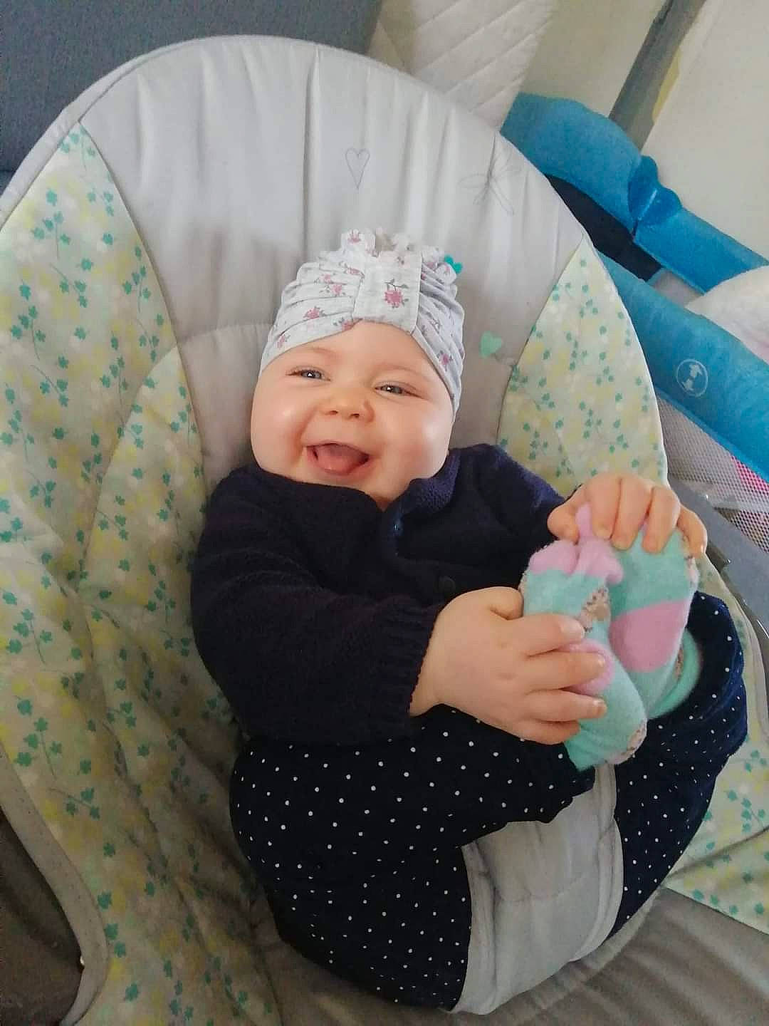 Paloma a rejoint le concours — aidez-le/la à gagner de superbes lots ! baby, baby_products, baby_safety, baby_sleeping, baby_toddler_clothing, chair, child, comfort, happy, hat, headwear, lap, linens, pattern, person, room, sitting, skin, sleeve, smile