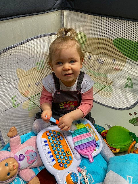 Paloma participe au concours pour gagner de l'argent avec cette photo : baby, baby_products, baby_toddler_clothing, baby_toys, child, fun, happy, leisure, mammal, person, plastic, play, product, room, sitting, smile, stuffed_toy, toddler, toy