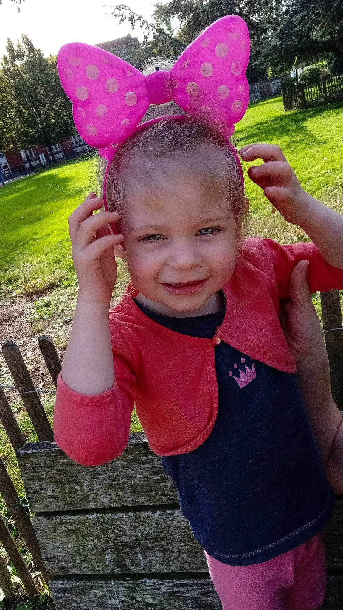 Paloma a rejoint le concours — aidez-le/la à gagner de superbes lots ! baby_toddler_clothing, botany, costume_hat, finger, fun, grass, green, happy, joy, leaf, leisure, party_hat, people_in_nature, person, pink, plant, purple, skin, smile, toddler