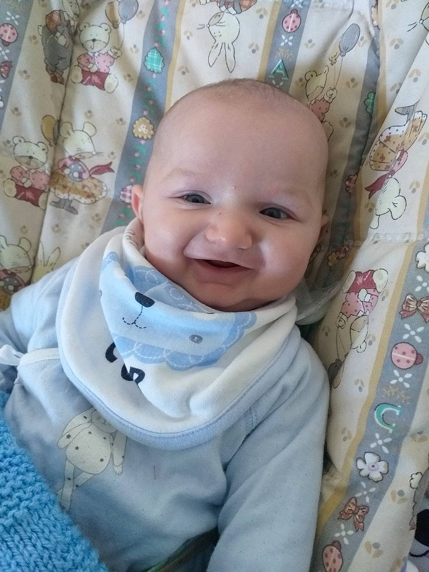 Rafael a rejoint le concours — aidez-le/la à gagner de superbes lots ! baby, baby_products, baby_toddler_clothing, cheek, child, collar, comfort, grass, happy, iris, linens, pattern, person, pink, product, sitting, skin, sleeve, smile, textile