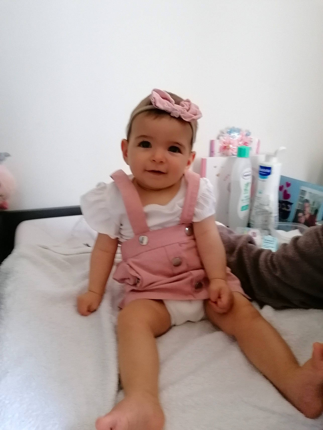 Lyana participe au concours pour gagner de l'argent avec cette photo : arm, baby, baby_toddler_clothing, child, comfort, dress, elbow, finger, happy, hat, knee, leg, neck, person, shoulder, skin, sleeve, smile, textile, thigh