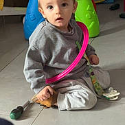 Carl participe au concours pour gagner de l'argent avec cette photo : toddler, child, toy, indoor, floor, pacifier, sitting, gray_clothing, colorful, playtime, curious, young_child, plastic_toy, casual_wear, home, floor_tiles, bright_colors, baby, infant, cute