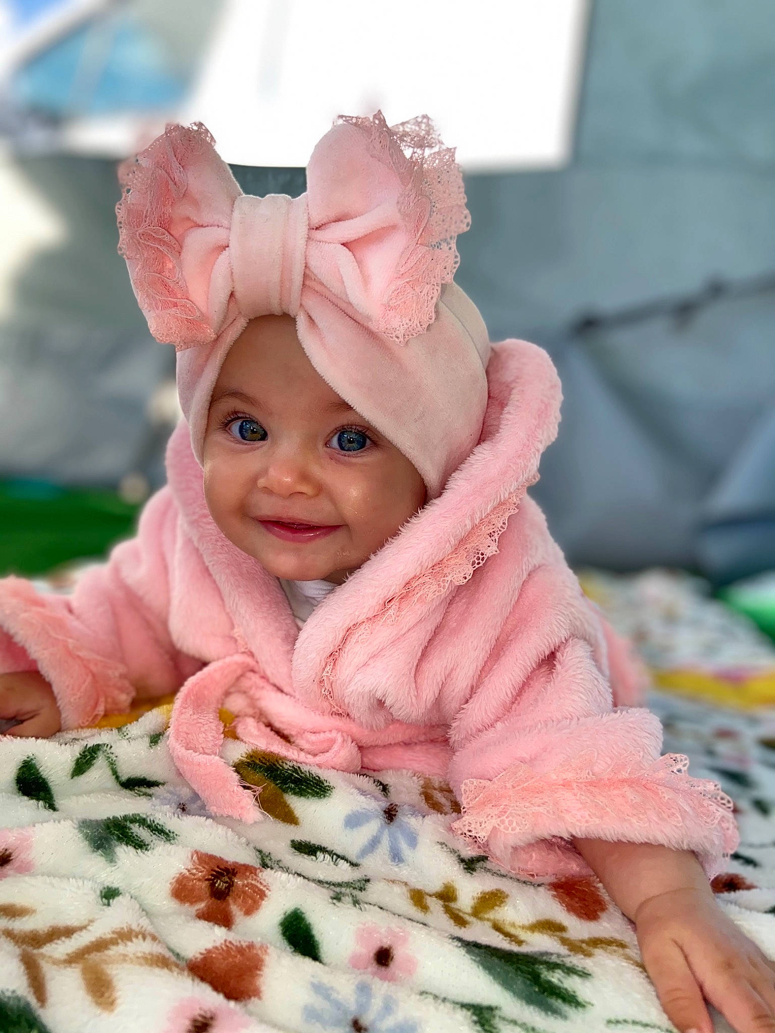 Ezeur participe au concours pour gagner de l'argent avec cette photo : baby, baby_products, baby_toddler_clothing, cheek, child, fashion_accessory, fur, happy, headgear, headwear, joy, linens, peach, person, petal, pink, sitting, skin, sleeve, smile