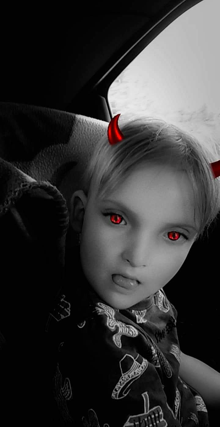 Mehdi a rejoint le concours — aidez-le/la à gagner de superbes lots ! beauty, black, black_and_white, child, close_up, colorfulness, darkness, ear, eye, face, fictional_character, flash_photography, head, lip, monochrome, nose, person, photography, portrait_photography, red