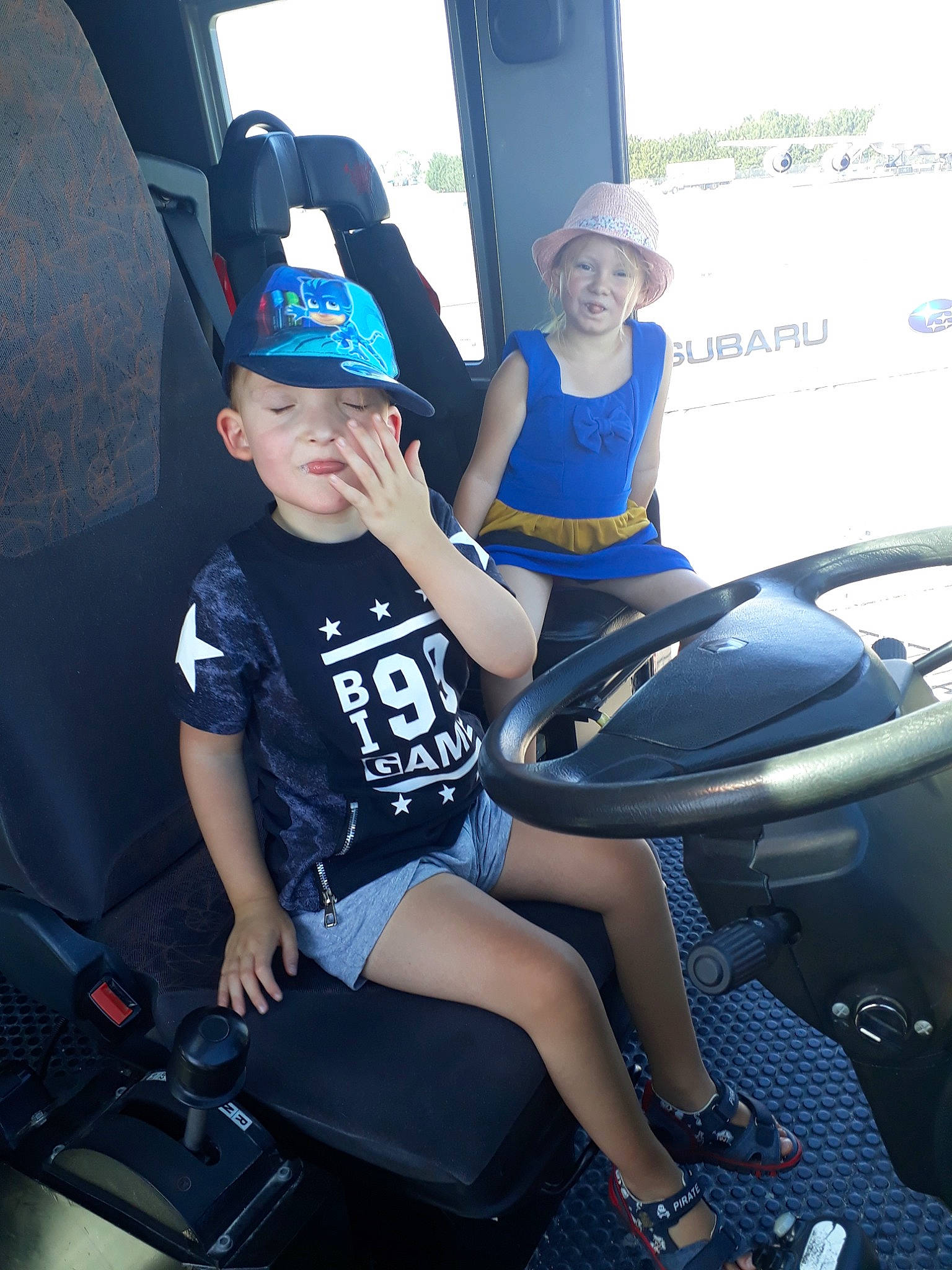 Mehdi participe au concours pour gagner de l'argent avec cette photo : car, car_seat, family_car, headwear, person, vehicle