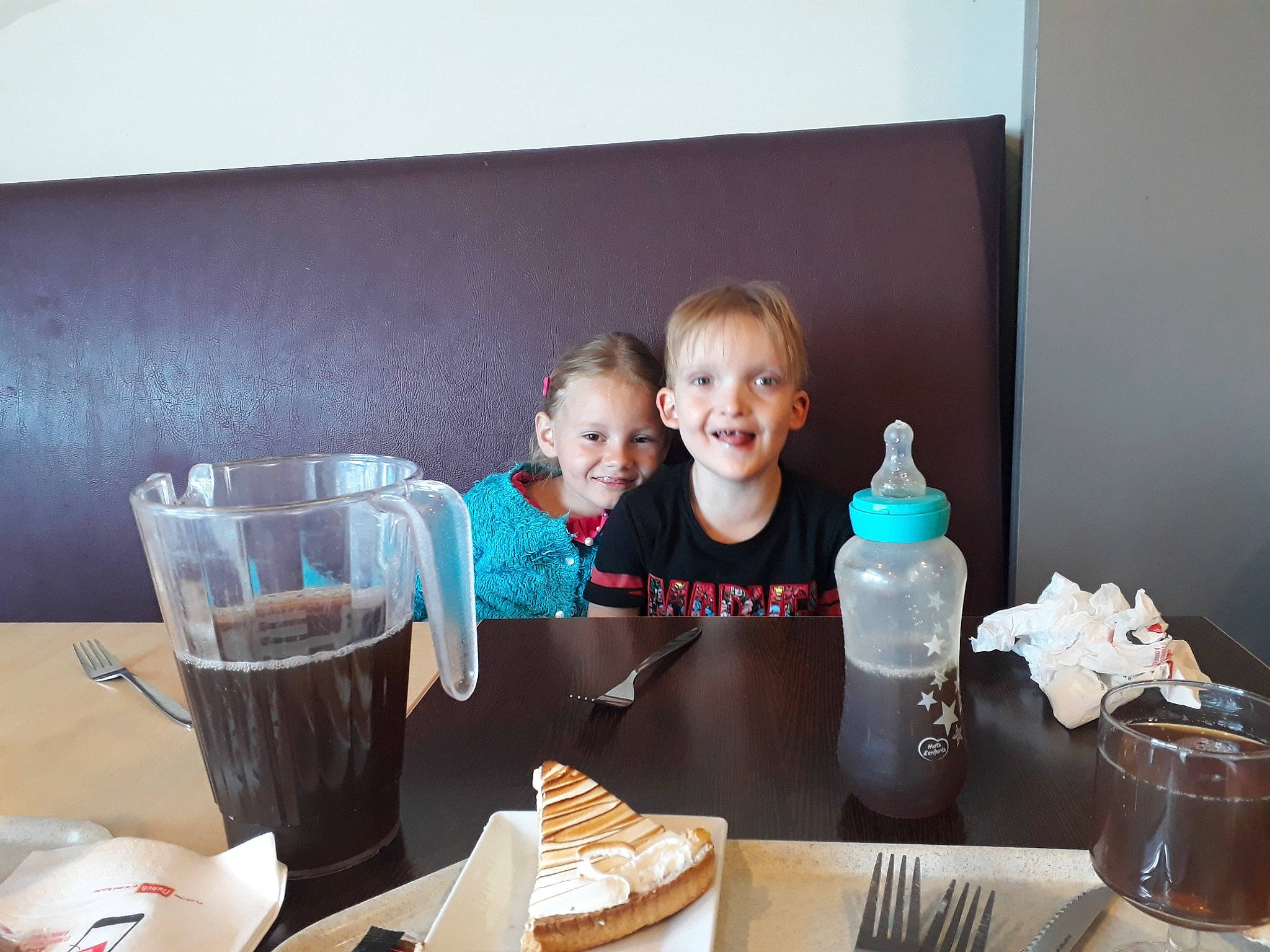 Mehdi a rejoint le concours — aidez-le/la à gagner de superbes lots ! breakfast, brunch, child, drink, food, joy, meal, person, table, toddler