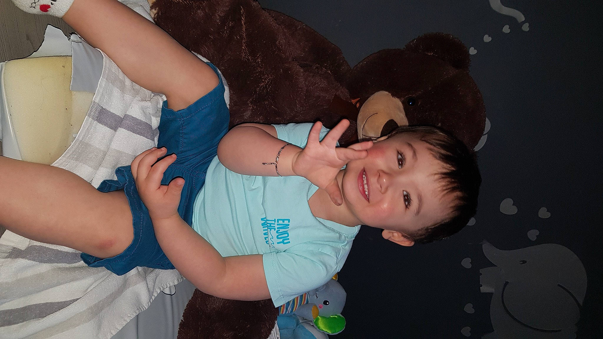 Alessio a rejoint le concours — aidez-le/la à gagner de superbes lots ! arm, azure, baby_toddler_clothing, child, elbow, electric_blue, finger, flash_photography, friendship, fun, gesture, hand, happy, hat, human_body, interaction, joy, person, skin, smile