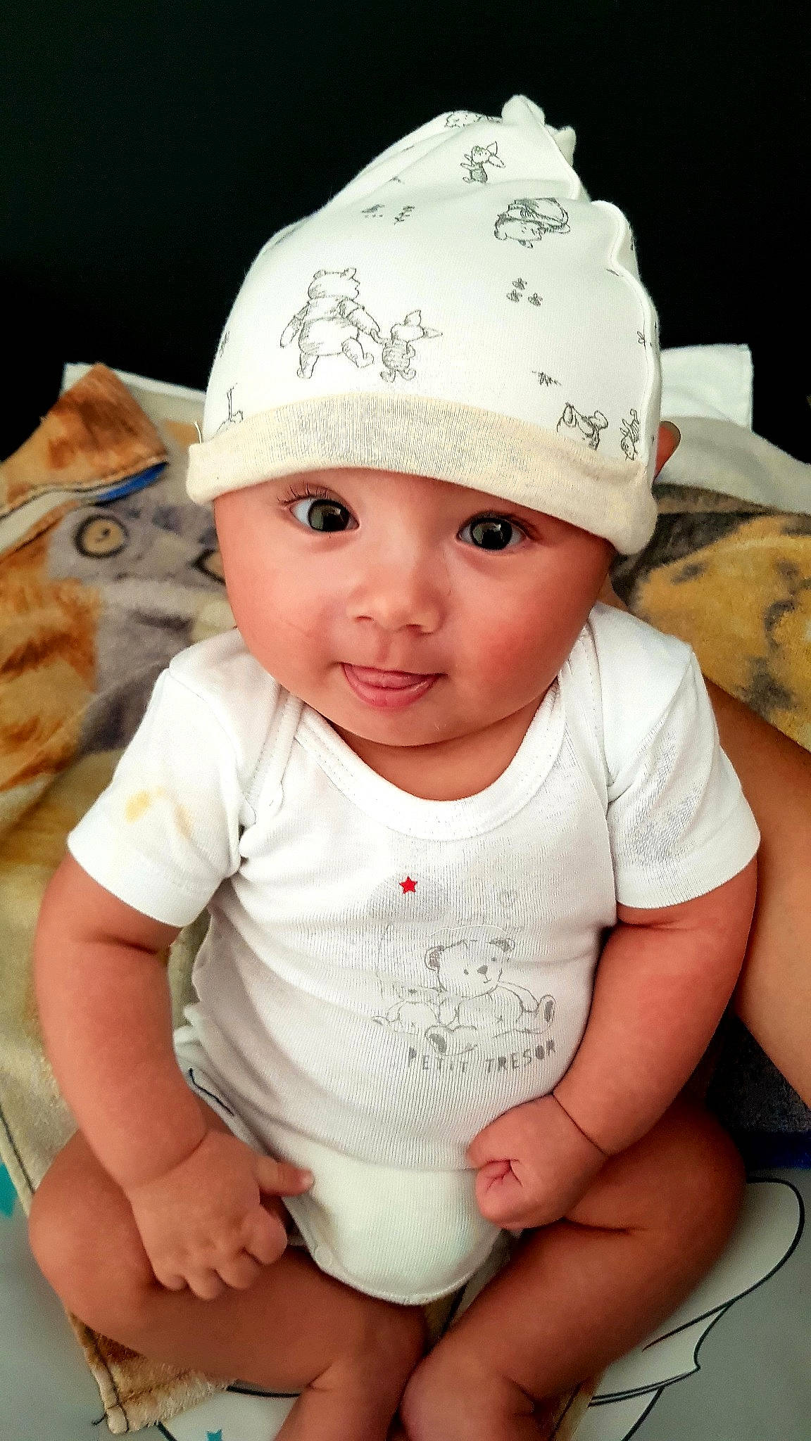 Alessio a rejoint le concours — aidez-le/la à gagner de superbes lots ! baby, baby_toddler_clothing, bonnet, cap, child, fashion_accessory, hat, headgear, headwear, person, sun_hat, toddler