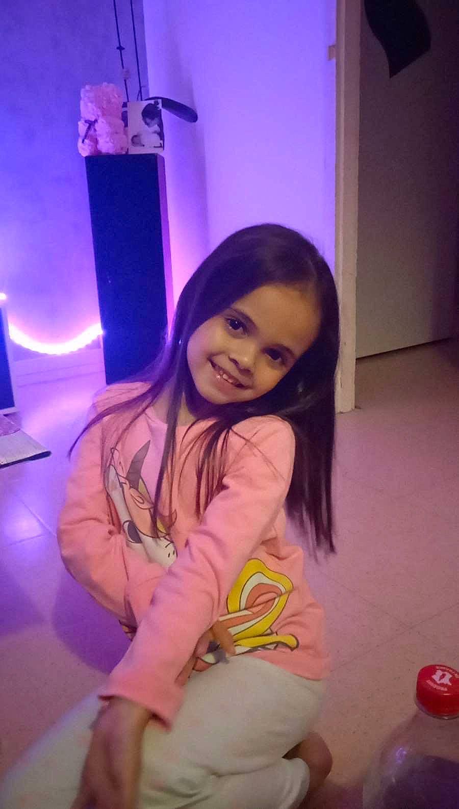 Lea participe au concours pour gagner de l'argent avec cette photo : black_hair, electric_blue, entertainment, event, flash_photography, flooring, fun, hair, happy, human_leg, joy, leisure, lighting, magenta, person, pink, purple, room, sitting, smile