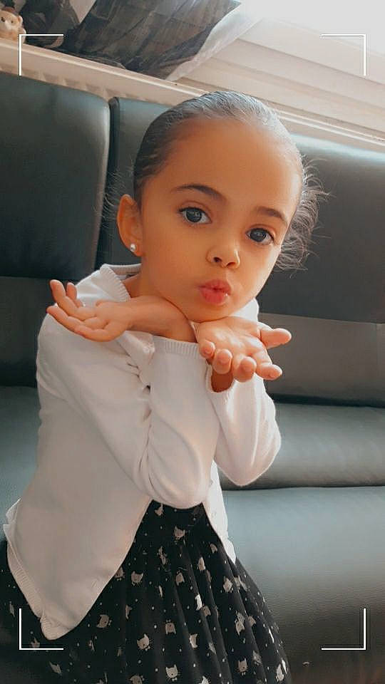 Lea participe au concours pour gagner de l'argent avec cette photo : abdomen, baby, baby_toddler_clothing, cheek, eyelash, flash_photography, formal_wear, gesture, hair, happy, head, human_body, lip, neck, person, sleeve, thumb, tie, toddler, trunk