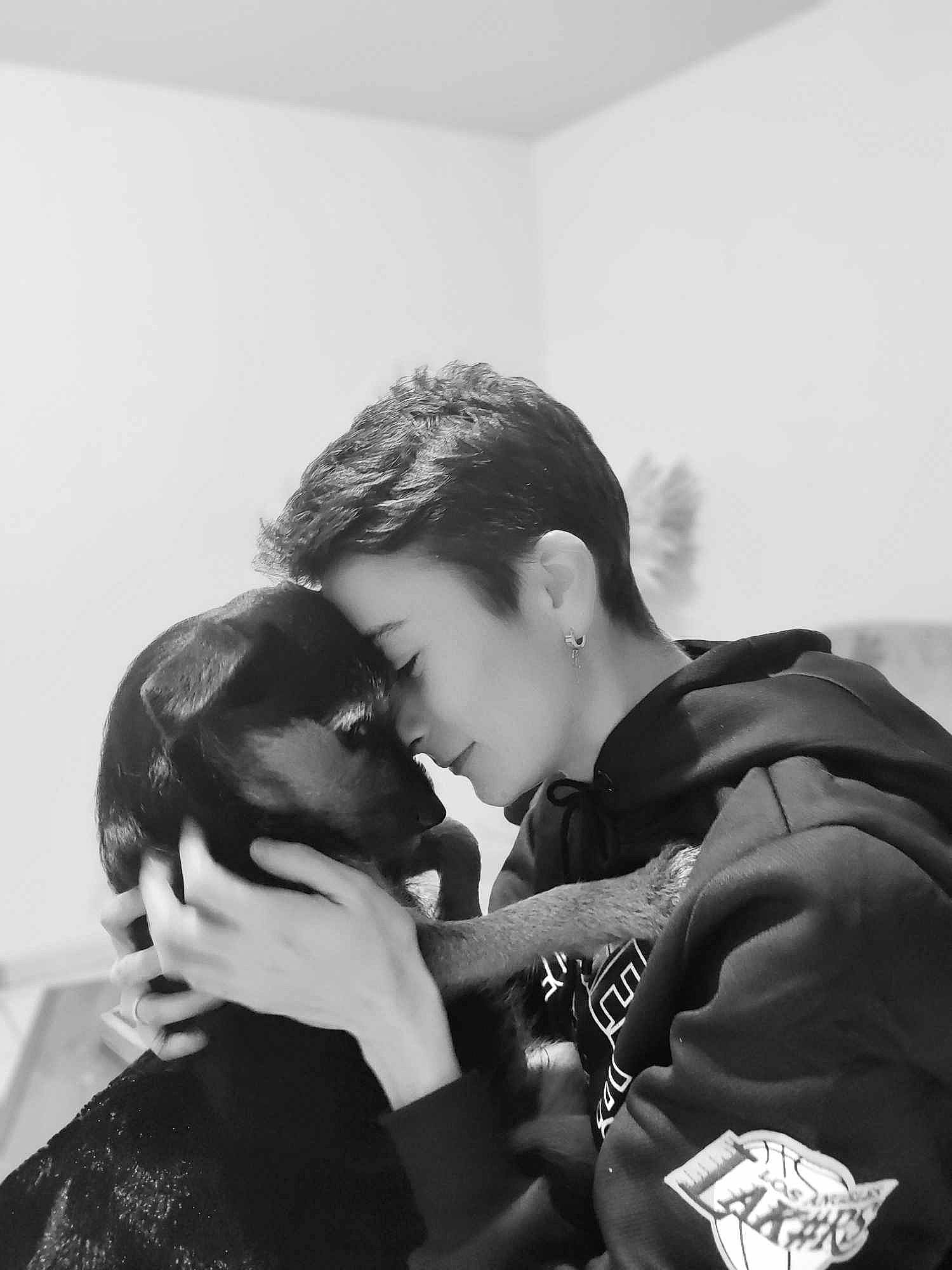 Boubouille participe au concours pour gagner de l'argent avec cette photo : arm, black_and_white, child, companion_dog, elbow, flash_photography, fun, fur, gesture, hand, happy, hug, love, monochrome, monochrome_photography, romance, sitting, style, t_shirt, wrist