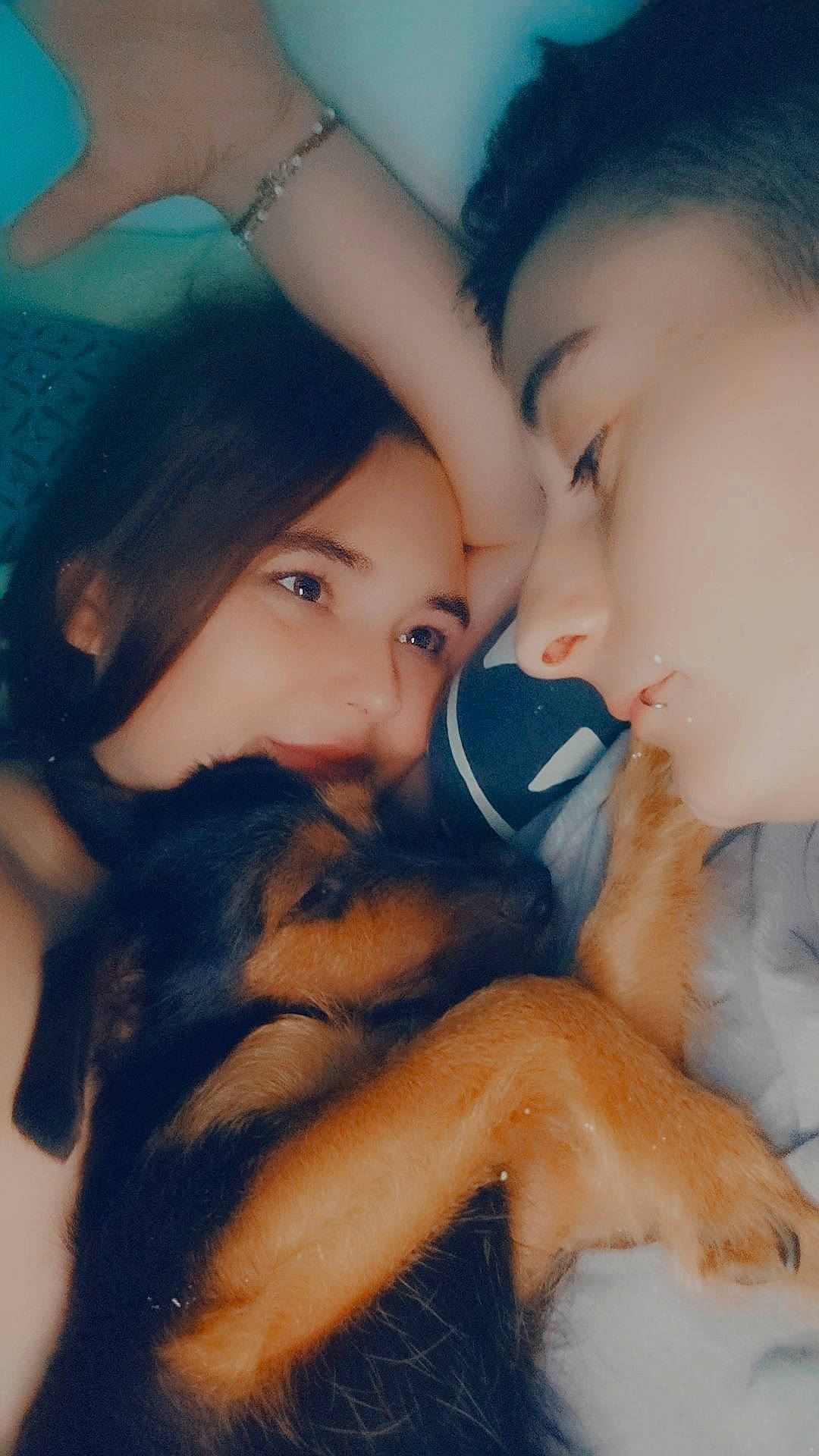 Boubouille participe au concours pour gagner de l'argent avec cette photo : black_hair, cool, ear, eyebrow, eyelash, finger, gesture, hairstyle, happy, human, interaction, iris, jaw, lip, mouth, neck, nose, skin, sunlight, textile