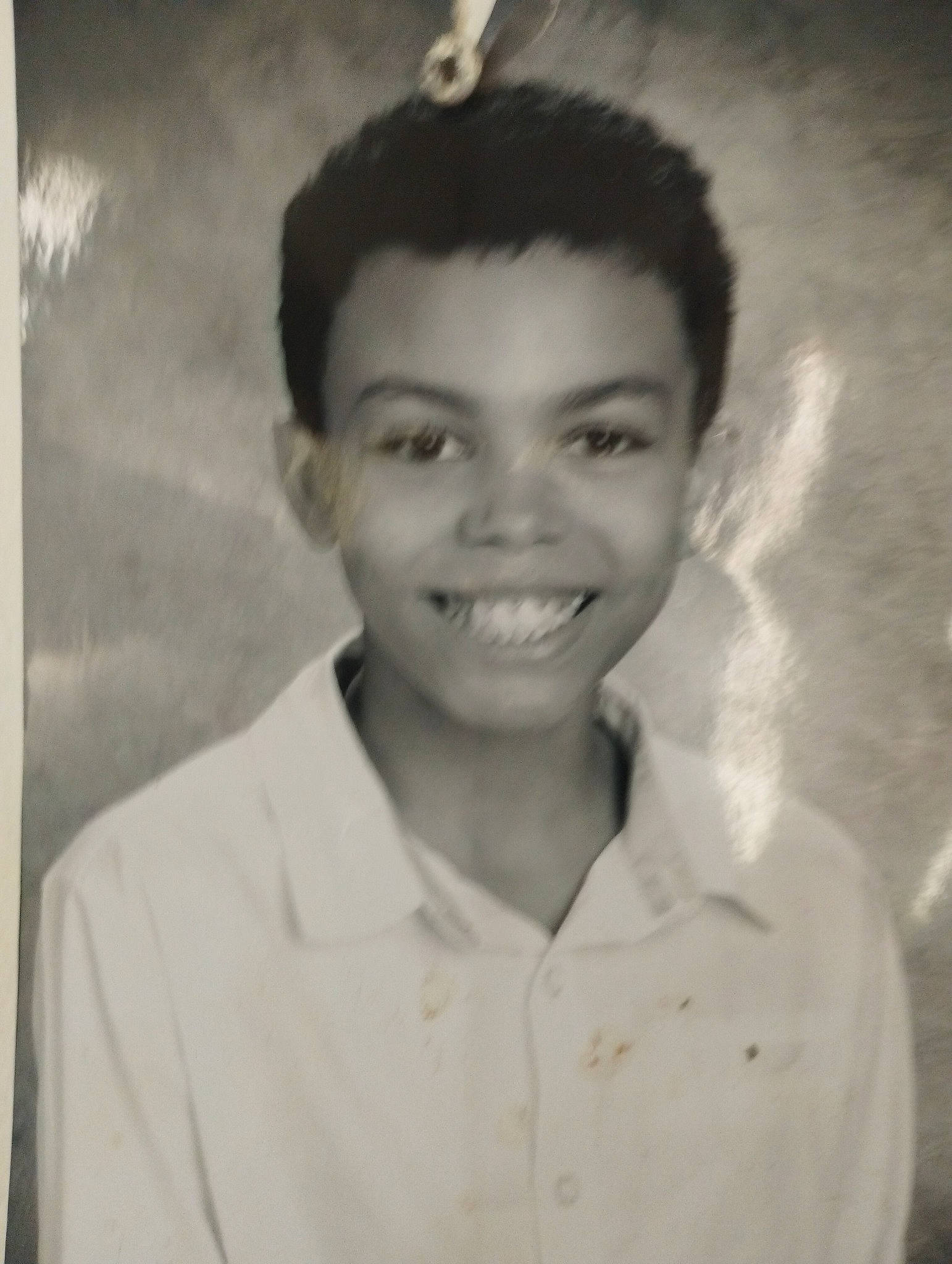 Killian a rejoint le concours — aidez-le/la à gagner de superbes lots ! chin, collar, dress_shirt, eyebrow, flash_photography, forehead, gesture, hair, happy, jaw, jewellery, joy, laugh, monochrome, monochrome_photography, person, portrait, portrait_photography, retro_style, sleeve