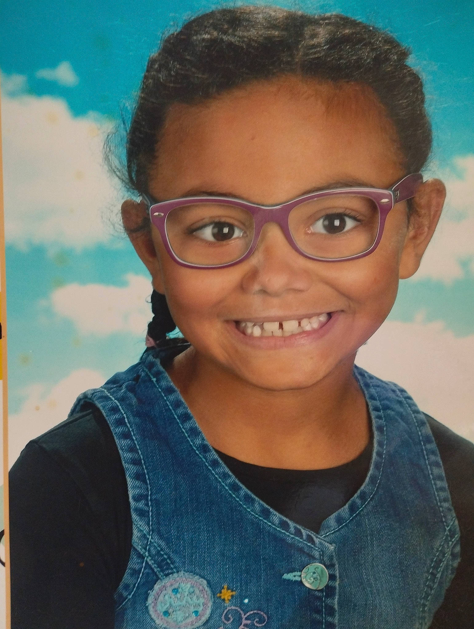 Lana participe au concours pour gagner de l'argent avec cette photo : azure, black_hair, cheek, chin, cool, eye, eyebrow, eyewear, face, forehead, glasses, hair, happy, head, iris, jaw, joy, nose, person, sleeve