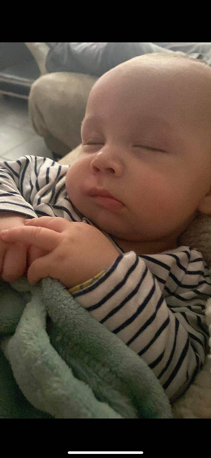 émilio a rejoint le concours — aidez-le/la à gagner de superbes lots ! baby, baby_toddler_clothing, cheek, child, chin, comfort, eye, eyebrow, finger, gesture, iris, lip, mammal, mouth, nail, nose, person, sitting, skin, thumb