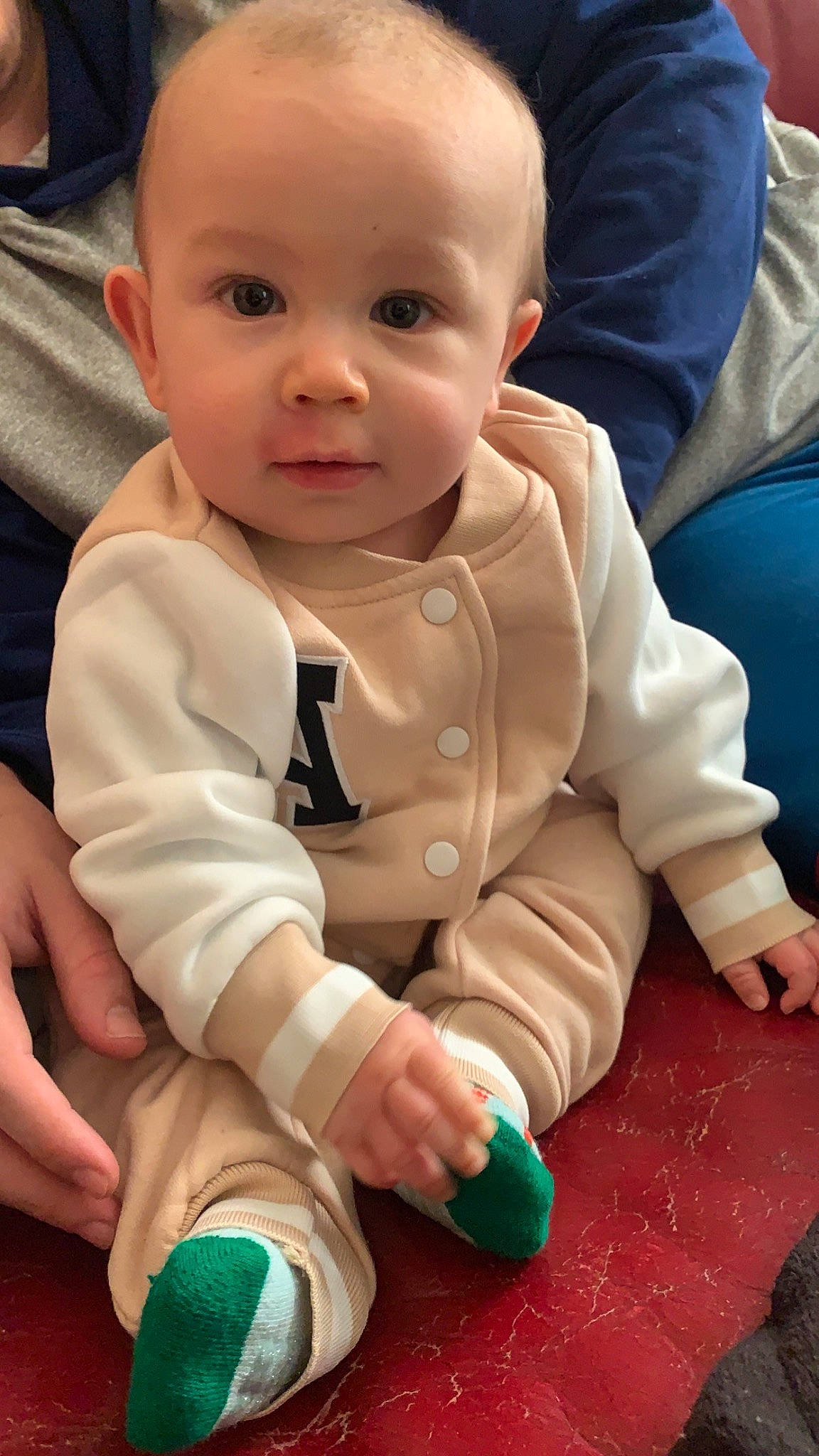 émilio participe au concours pour gagner de l'argent avec cette photo : baby, baby_playing_with_toys, baby_products, baby_toddler_clothing, cheek, child, comfort, eye, finger, flooring, grass, happy, iris, person, product, sitting, skin, sleeve, thumb, toddler