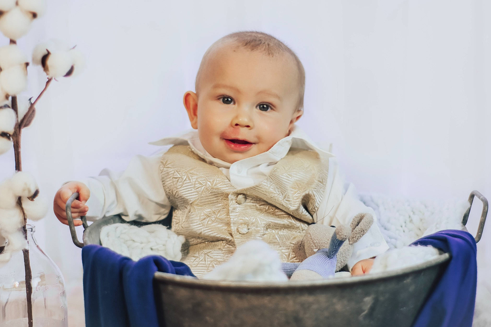 émilio a rejoint le concours — aidez-le/la à gagner de superbes lots ! baby, baby_products, baby_toddler_clothing, cheek, child, collar, comfort, fun, gesture, happy, jacket, laugh, person, portrait_photography, product, sitting, sleeve, smile, tableware, toddler