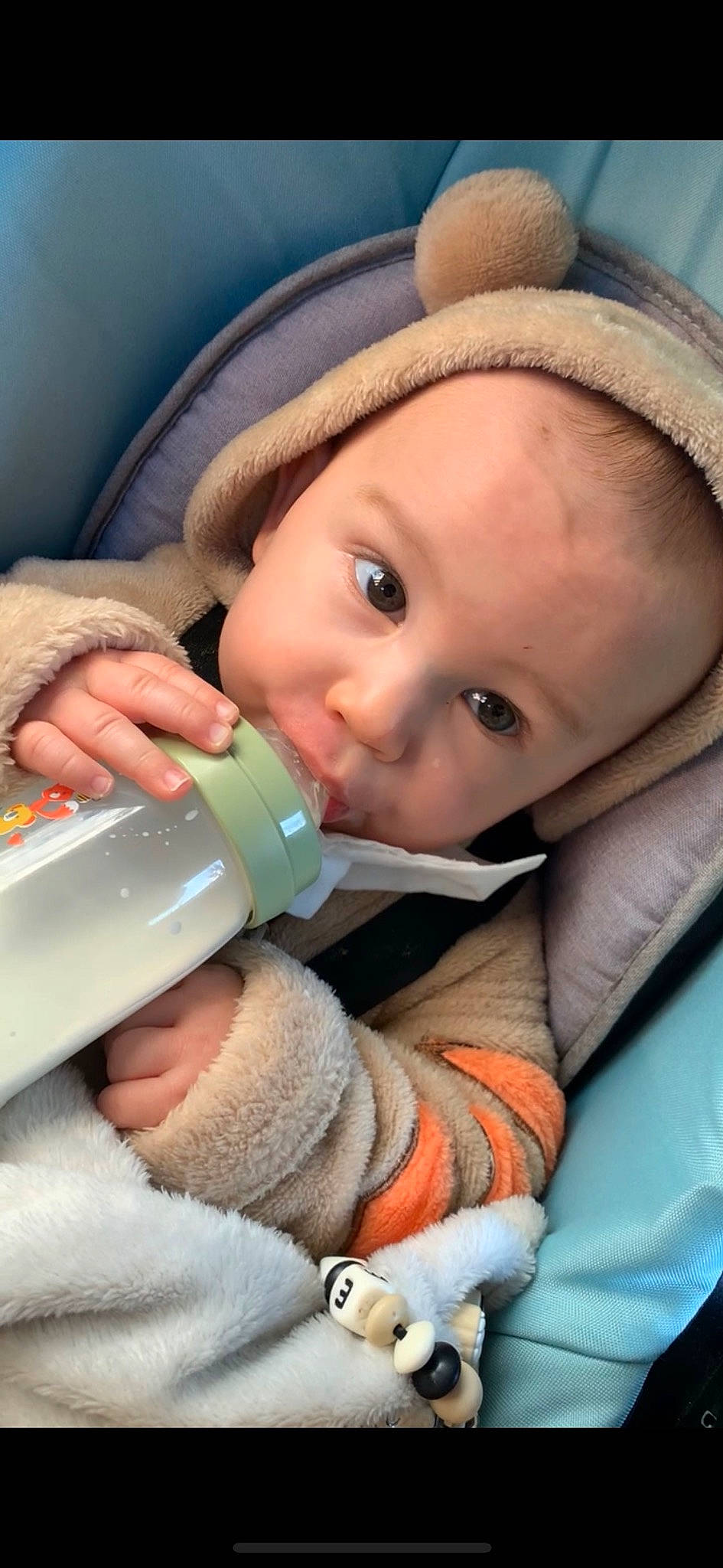 émilio participe au concours pour gagner de l'argent avec cette photo : baby, baby_bottle, beauty, bottle, cap, cheek, child, drinking, drinkware, eyebrow, eyelash, facial_expression, hat, infant_formula, nail, nose, person, plastic_bottle, product, skin