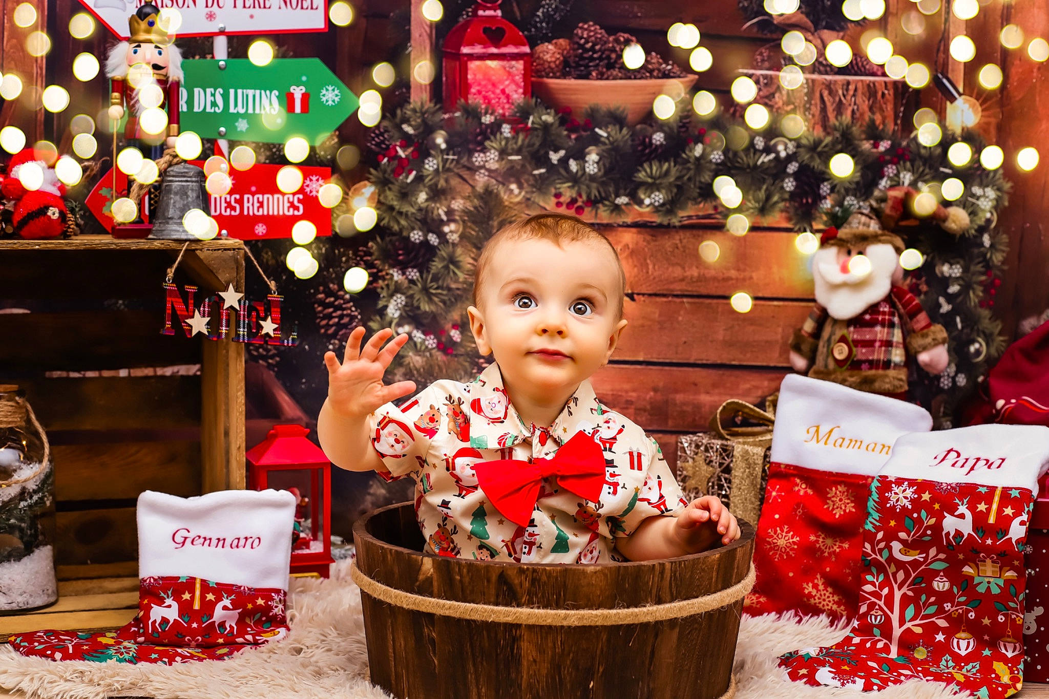 Gennaro a rejoint le concours — aidez-le/la à gagner de superbes lots ! child, christmas, christmas_decoration, christmas_eve, christmas_ornament, christmas_tree, cup, event, fun, happy, holiday, ornament, person, red, serveware, storage_basket, tableware, toddler, tradition, white