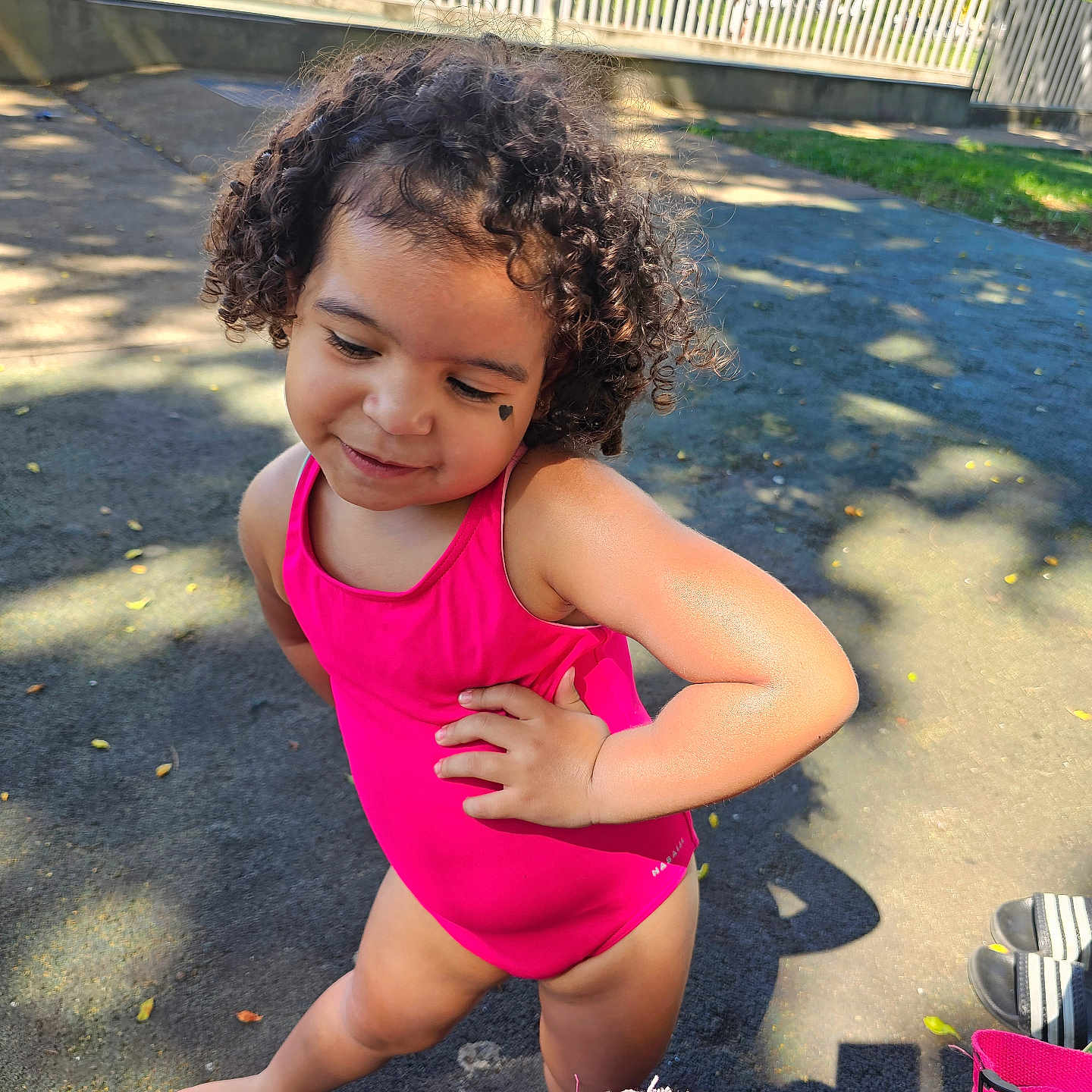 Zendaya a rejoint le concours — aidez-le/la à gagner de superbes lots ! backyard, child, city, clothing, face, female, fence, girl, grass, head, nature, outdoors, person, photography, plant, portrait, road, summer, swimwear, yard