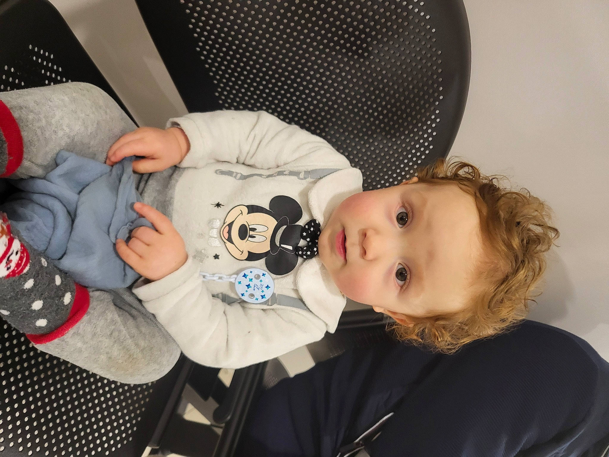 Noa a rejoint le concours — aidez-le/la à gagner de superbes lots ! baby, baby_products, baby_toddler_clothing, carmine, cheek, child, comfort, person, sitting, sleeve, toddler