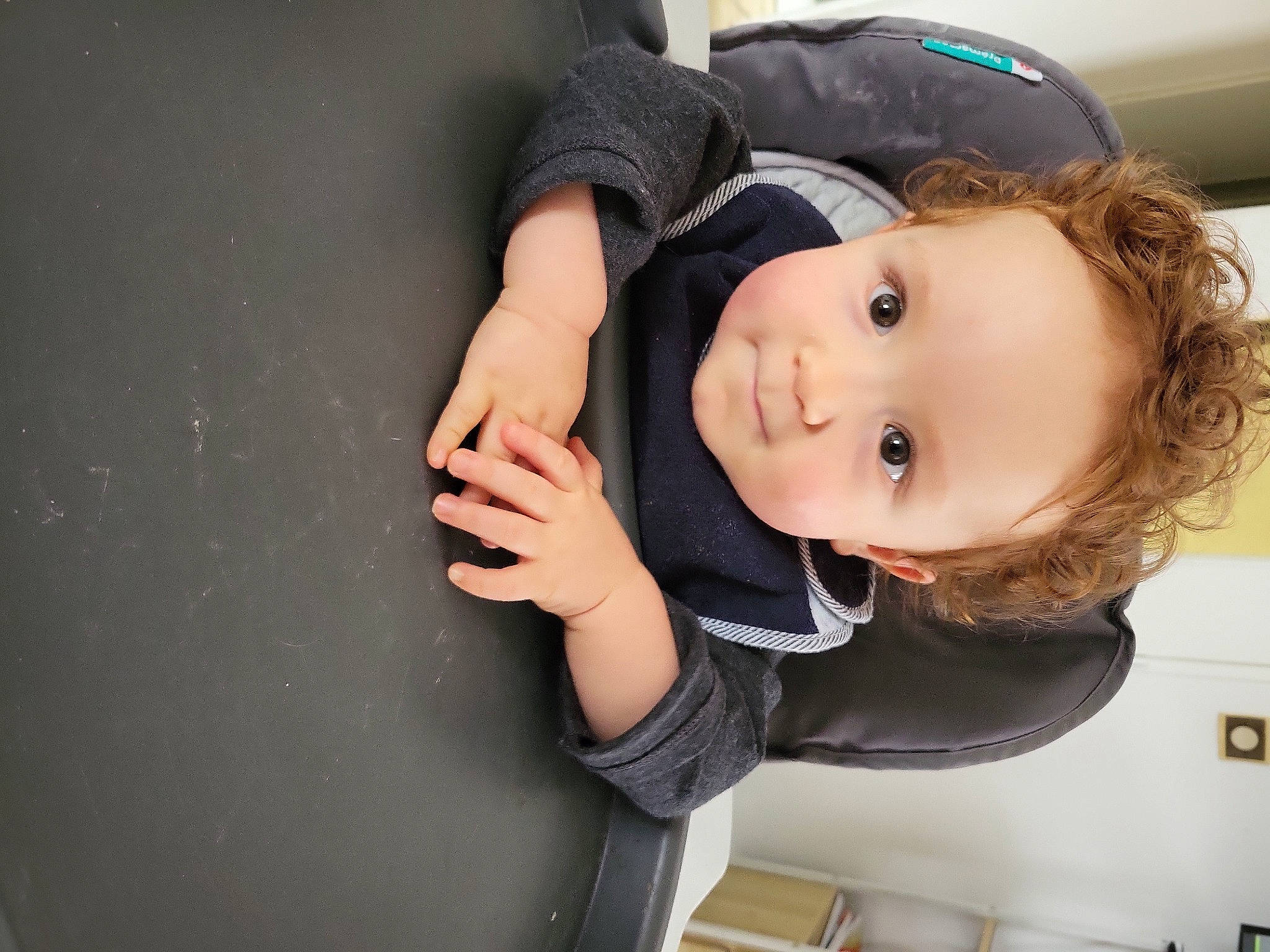 Noa participe au concours pour gagner de l'argent avec cette photo : arm, baby, baby_toddler_clothing, cheek, child, comfort, electric_blue, eyelash, flash_photography, fun, gesture, happy, hat, nose, person, portrait_photography, sleeve, smile, thumb, toddler