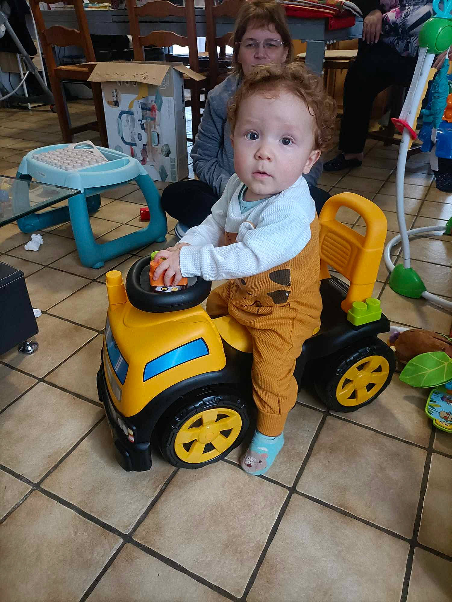 Noa participe au concours pour gagner de l'argent avec cette photo : baby, baby_products, baby_toddler_clothing, bag, chair, child, cleanliness, floor, flooring, fun, luggage_and_bags, motor_vehicle, person, play, riding_toy, tire, toddler, toy, toy_vehicle, vehicle