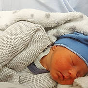 Maxym a rejoint le concours — aidez-le/la à gagner de superbes lots ! baby, blanket, child, comfort, cozy, cute, face, hat, headwear, indoors, infant, knitwear, newborn, peaceful, portrait, rest, skin, sleeping, soft, warm
