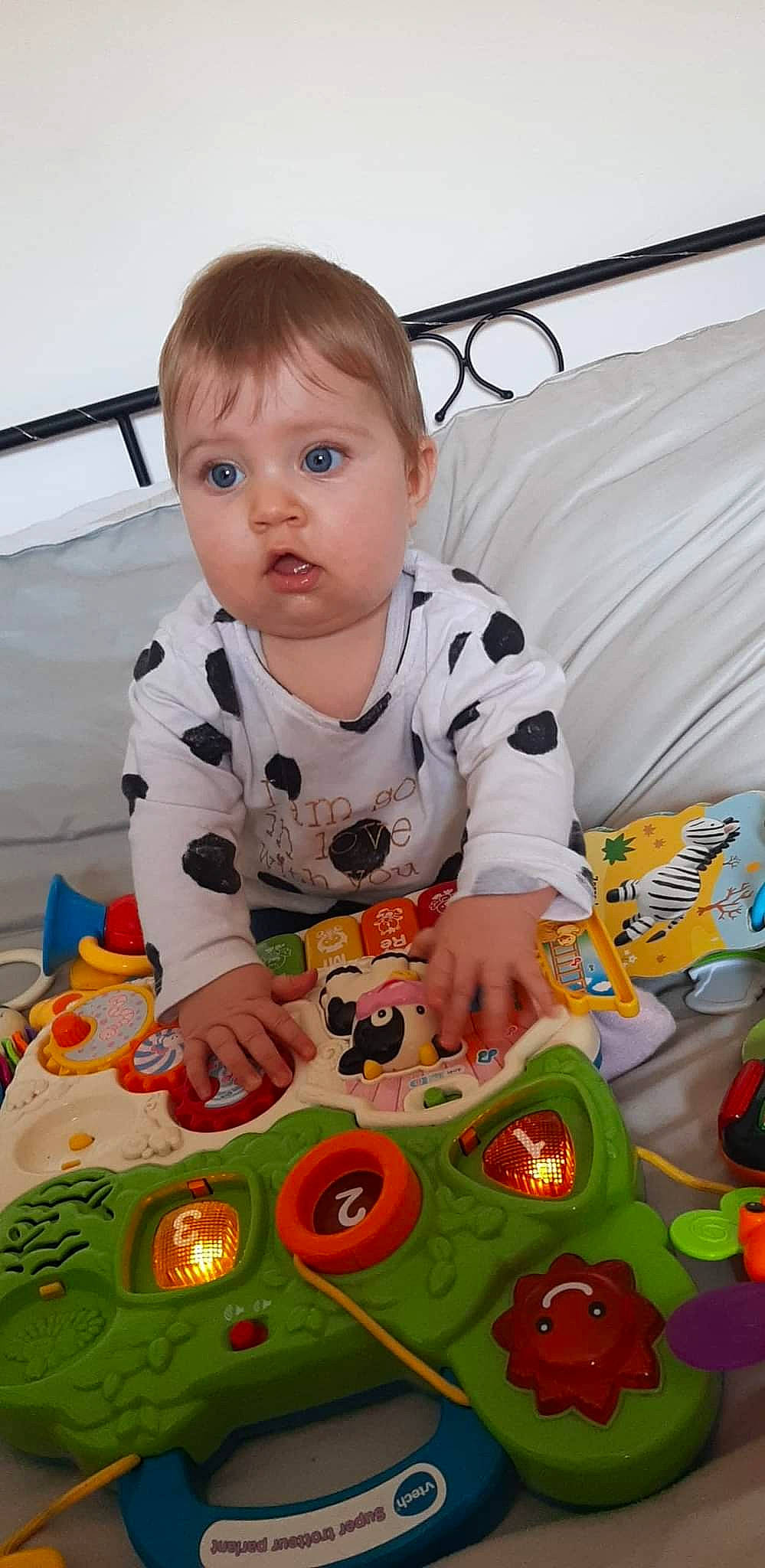 Lyséa a rejoint le concours — aidez-le/la à gagner de superbes lots ! baby, baby_toddler_clothing, baby_toys, cheek, child, comfort, comfort_food, eye, flooring, fun, happy, iris, person, play, room, sitting, sleeve, surprise, sweetness, t_shirt