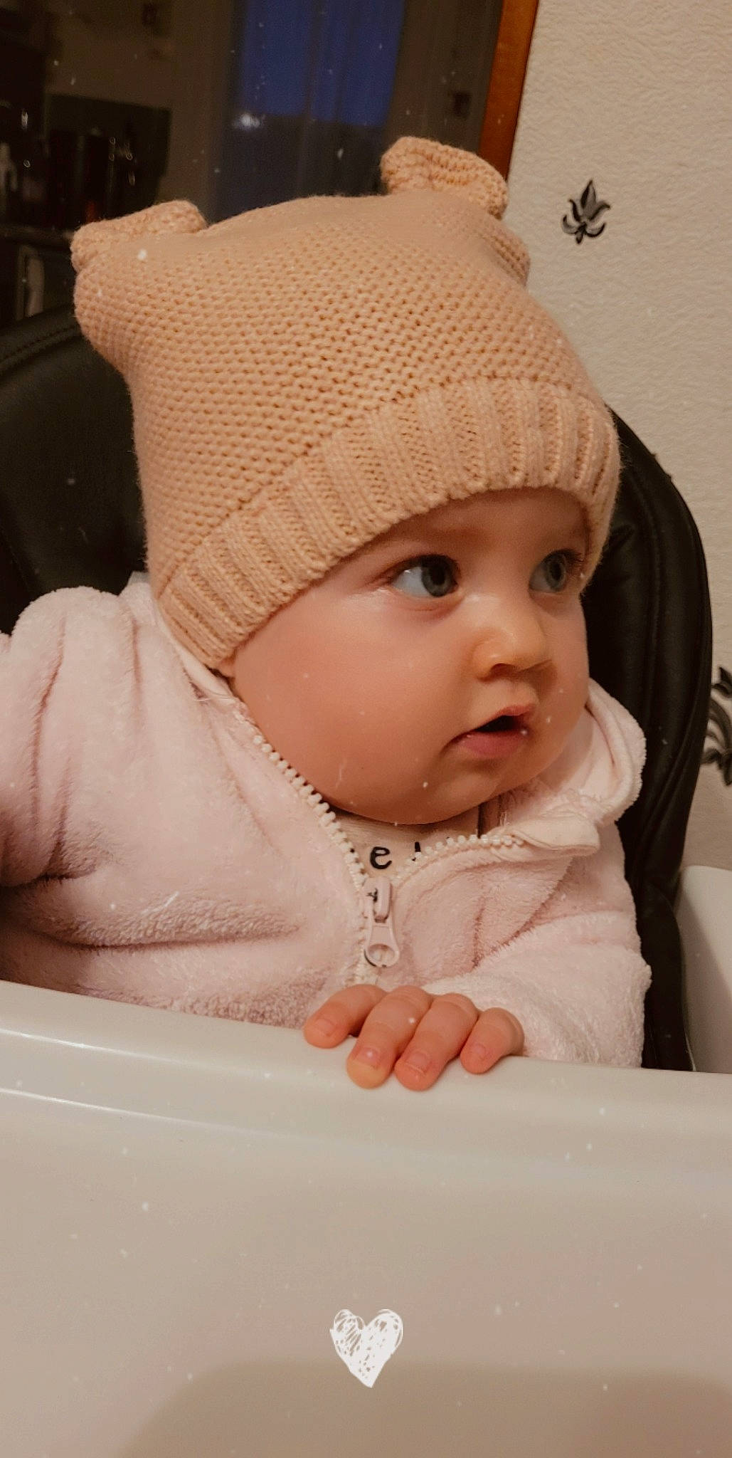 Lyséa a rejoint le concours — aidez-le/la à gagner de superbes lots ! baby, baby_products, baby_toddler_clothing, cap, cheek, child, chin, comfort, facial_expression, fashion_accessory, fun, headgear, headwear, knit_cap, lip, person, sitting, skin, sleeve, toddler