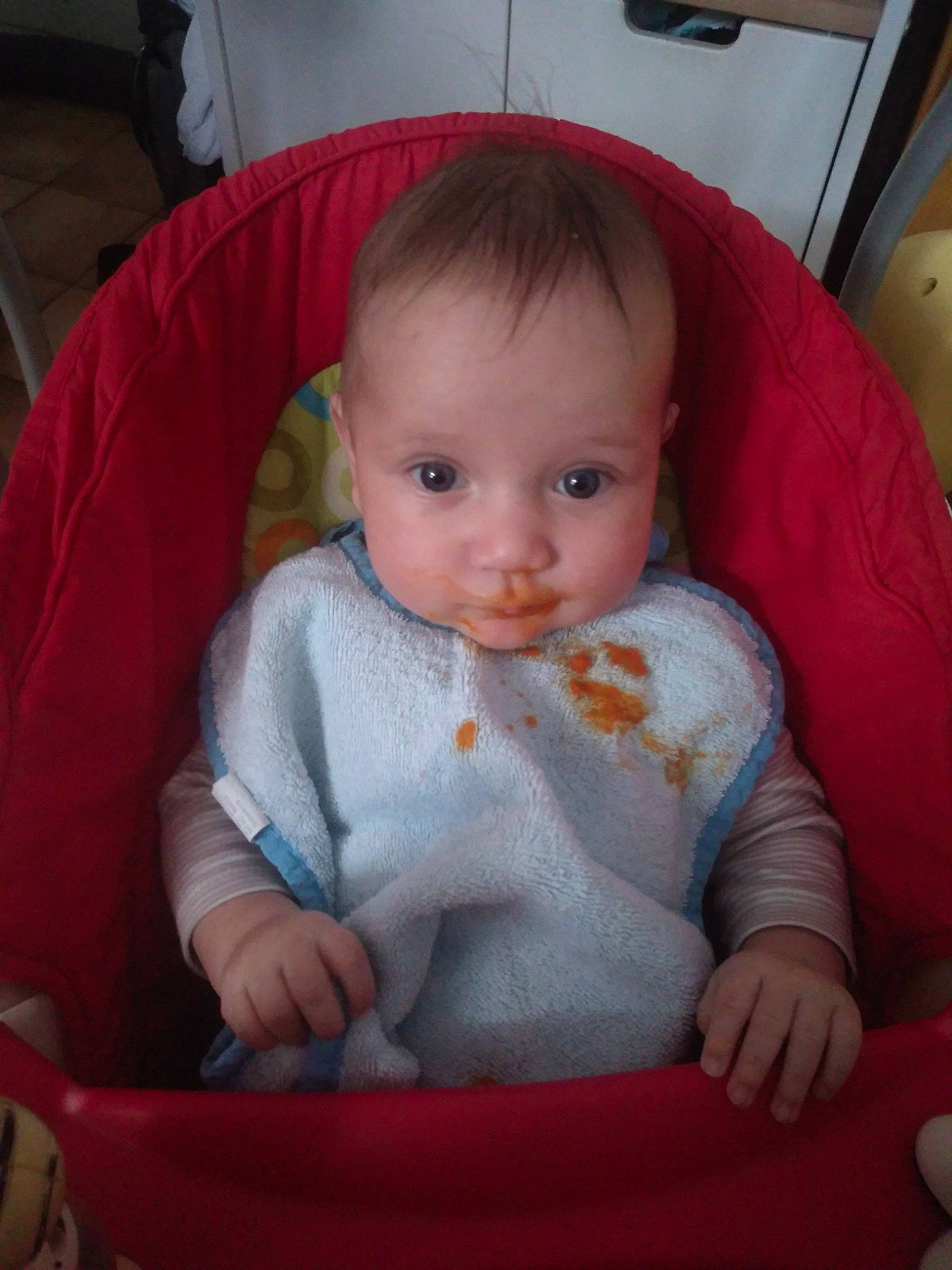 Jacques participe au concours pour gagner de l'argent avec cette photo : baby, baby_carriage, baby_products, baby_toddler_clothing, chair, cheek, child, comfort, eye, fun, hair, human_body, iris, lap, mouth, nose, person, sitting, skin, sleeve