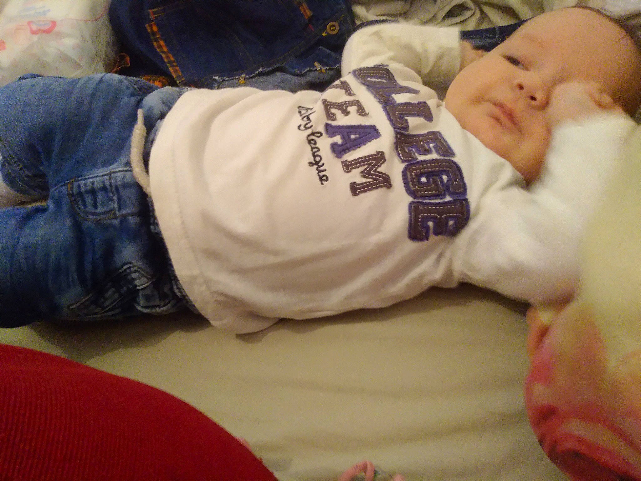 Jacques participe au concours pour gagner de l'argent avec cette photo : abdomen, baby, baby_sleeping, baby_toddler_clothing, child, comfort, denim, elbow, flooring, human_leg, jeans, knee, linens, nap, person, room, sitting, sleeve, thigh, toddler