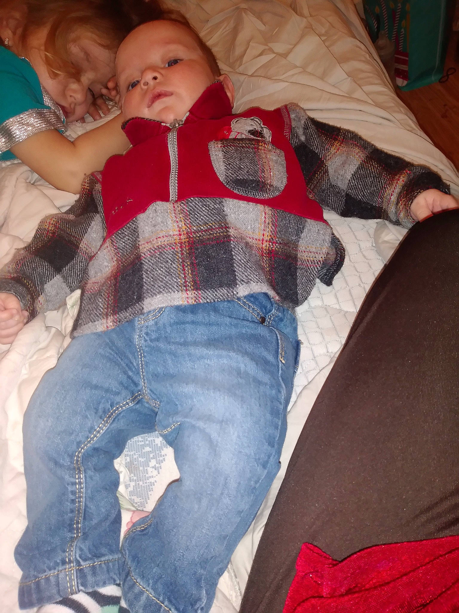 Jacques participe au concours pour gagner de l'argent avec cette photo : abdomen, baby, baby_toddler_clothing, comfort, cool, couch, denim, human_body, lap, leg, mouth, organ, pattern, person, plaid, skin, textile, thigh, toddler, trunk