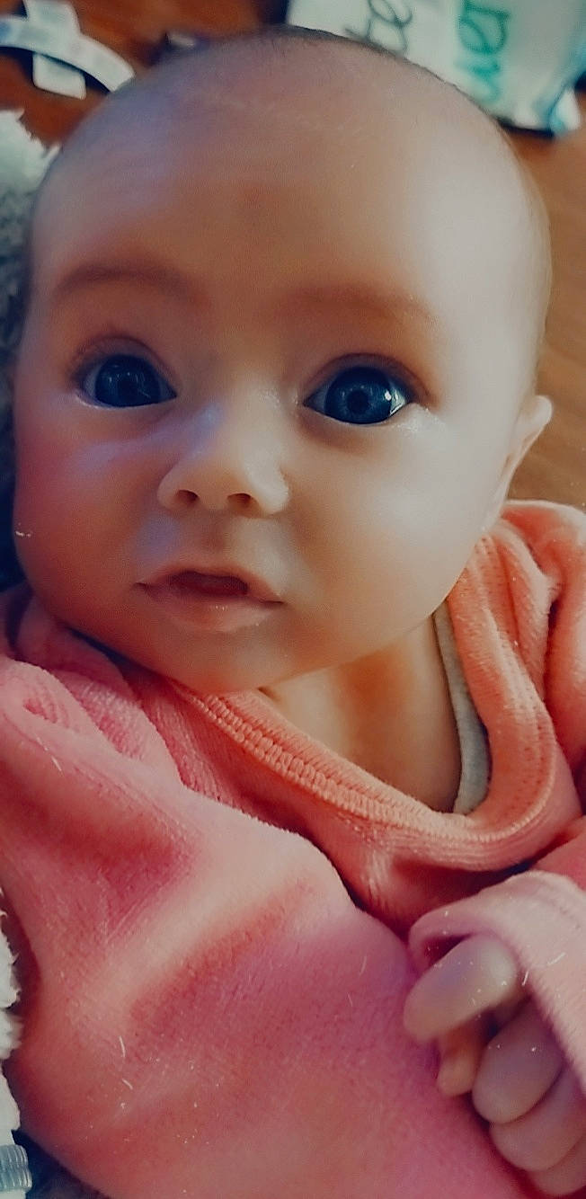 Emiliana a rejoint le concours — aidez-le/la à gagner de superbes lots ! baby, baby_toddler_clothing, beauty, cheek, child, chin, close_up, eye, eyebrow, eyelash, finger, iris, lip, mouth, nail, nose, person, pink, product, skin