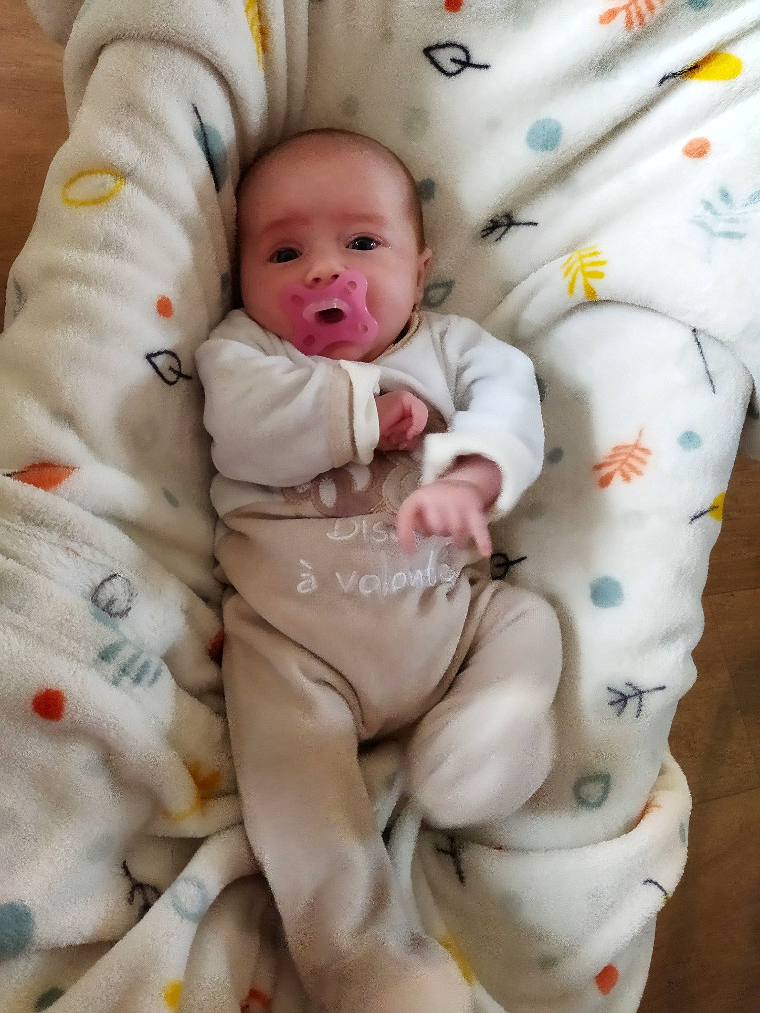 Emiliana a rejoint le concours — aidez-le/la à gagner de superbes lots ! arm, baby, baby_toddler_clothing, cheek, child, comfort, eye, face, finger, gesture, happy, head, linens, person, product, skin, sleeve, smile, stomach, toddler