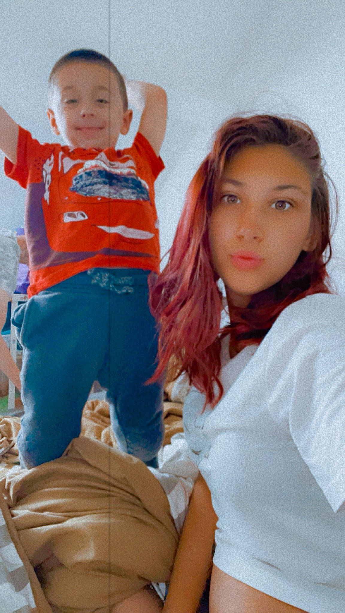 Diego participe au concours pour gagner de l&#x27;argent avec cette photo : abdomen, blond, brown_hair, electric_blue, event, eye, face, gesture, happy, human_leg, joint, joy, long_hair, person, shoulder, skin, t_shirt, thigh, toddler, trunk