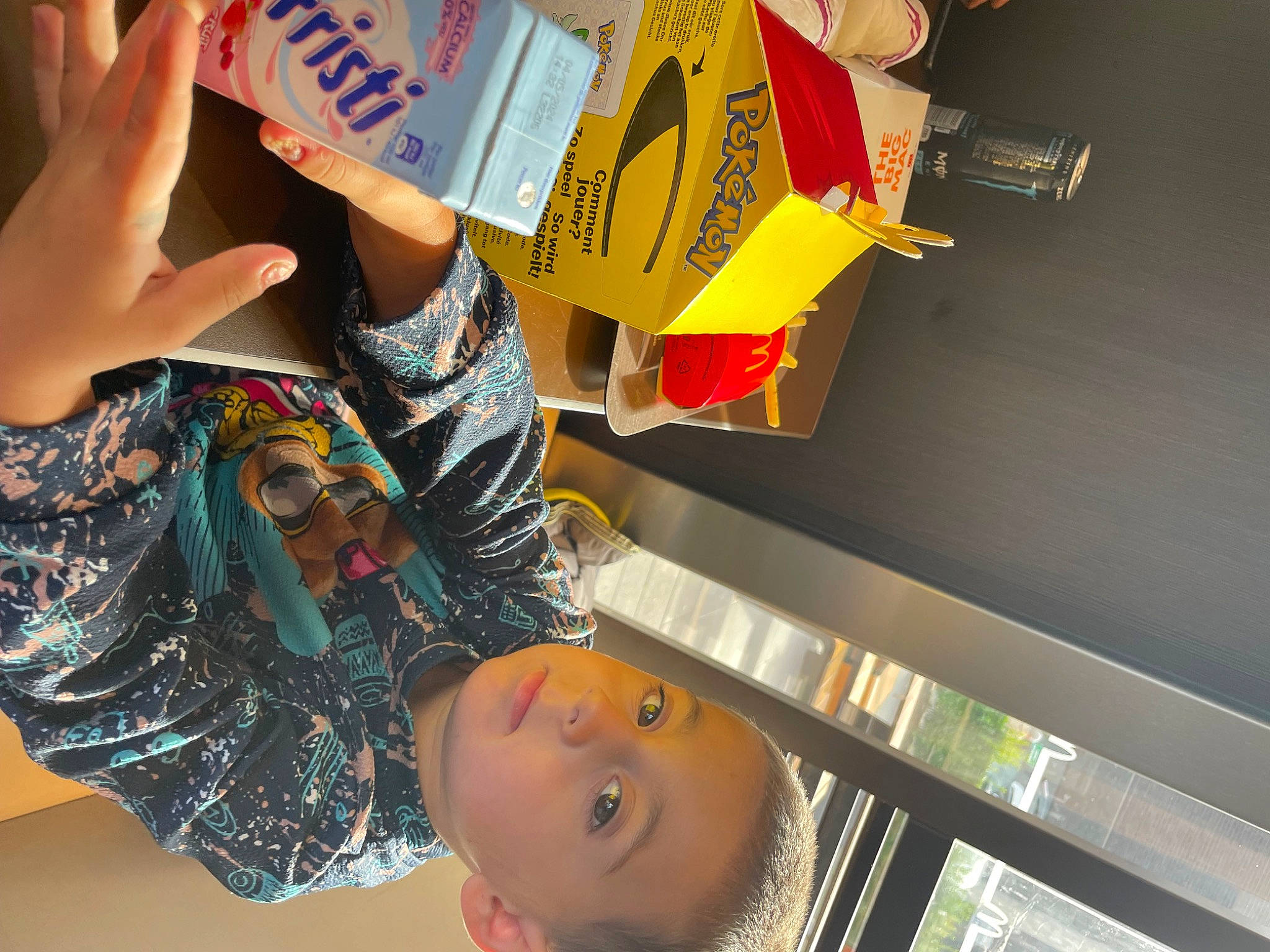 Diego a rejoint le concours — aidez-le/la à gagner de superbes lots ! art, carmine, child, fun, gesture, graphic_design, happy, paper, paper_product, pattern, person, room, space, toddler, visual_arts, world, yellow