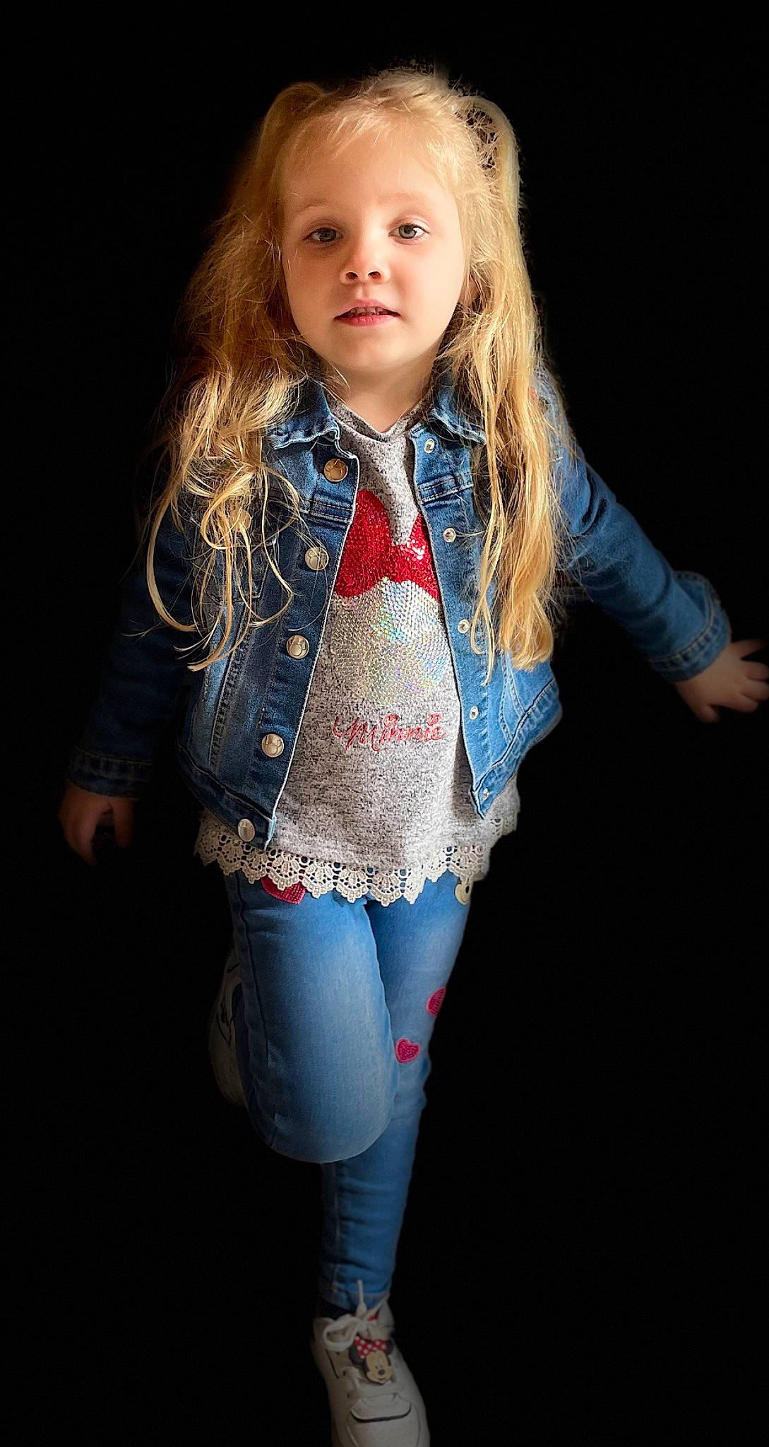 Ophélie participe au concours pour gagner de l'argent avec cette photo : blond, brown_hair, chin, darkness, denim, electric_blue, face, fashion_design, flash_photography, fun, hair, iris, jewellery, lip, long_hair, neck, pattern, person, sleeve, thigh